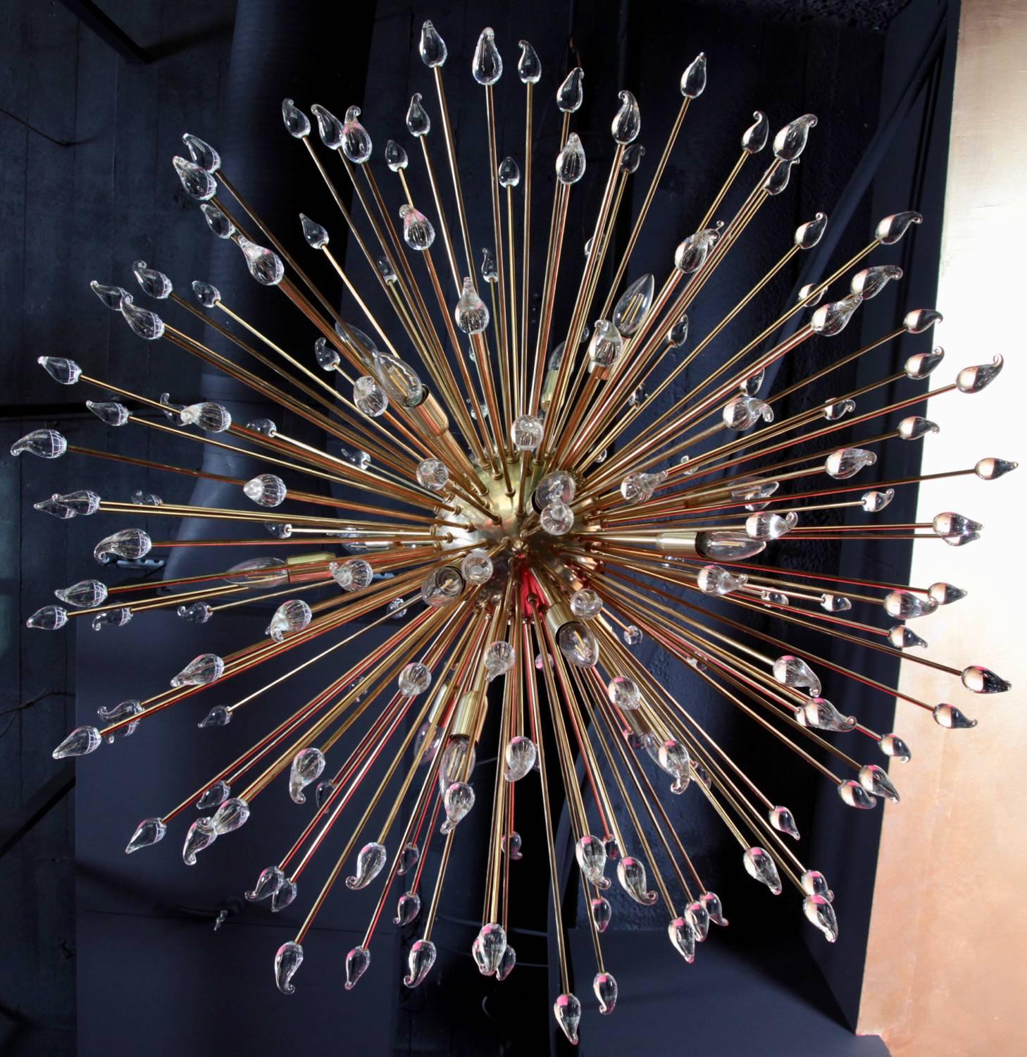 Beeindruckender Sputnik-Kronleuchter aus Messing mit tropfenförmigen Tränen aus Muranoglas (Moderne der Mitte des Jahrhunderts) im Angebot
