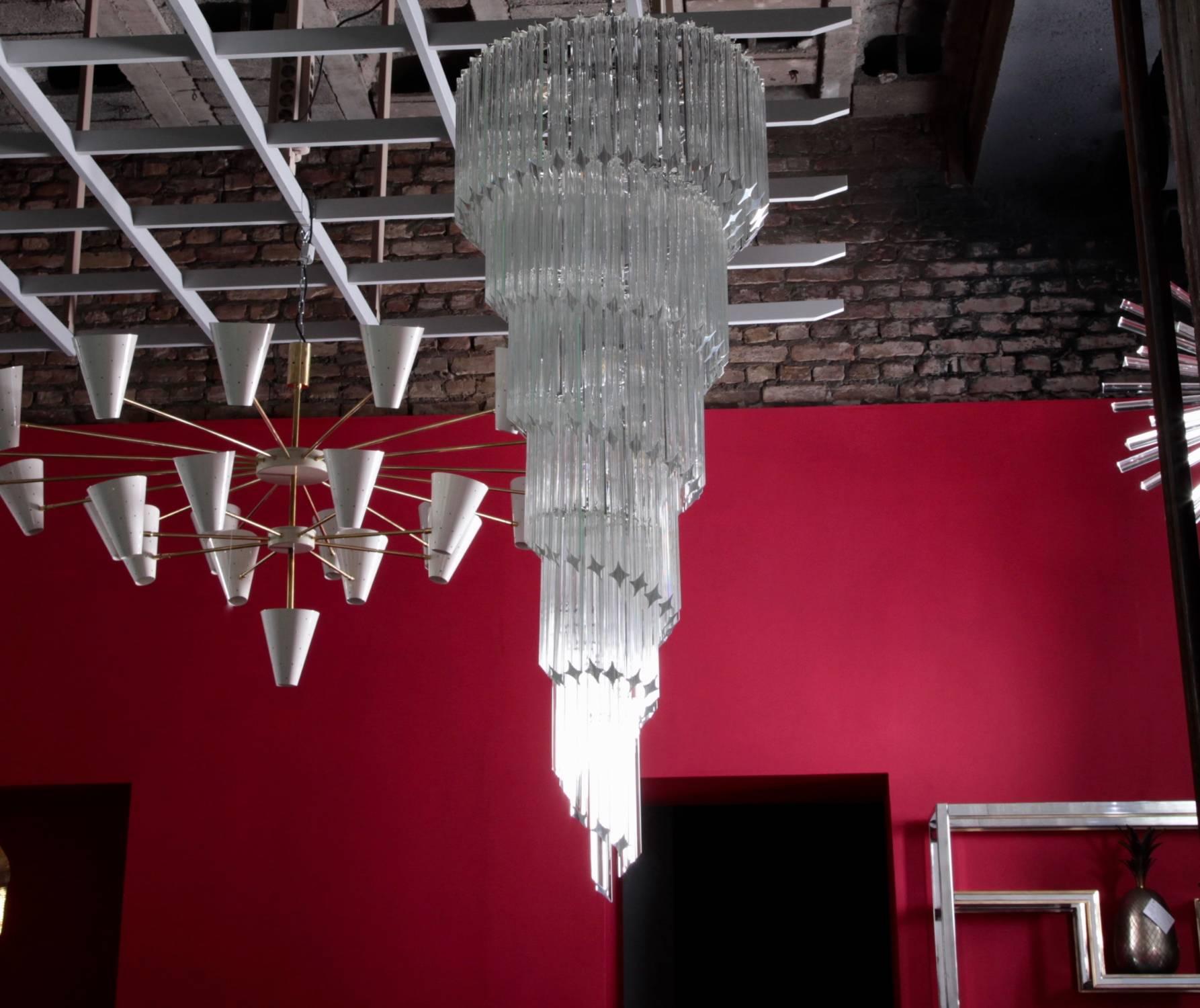 Very huge high quality Murano glass spiral chandelier in the manner of Venini. The Murano glasses hang in spiral form. The chandelier is in excellent condition.
Nine x E27 / model a bulbs.