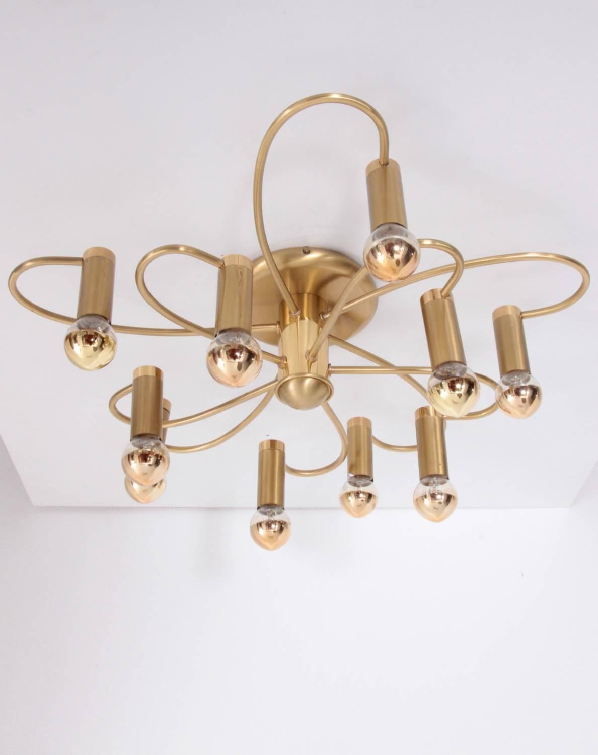 Honsel flush mount brass chandelier with two spiralling tiers. Measures: Ten x E14 bulbs. Excellent condition.
To be on the the safe side, the lamp should be checked locally by a specialist concerning local requirements.


