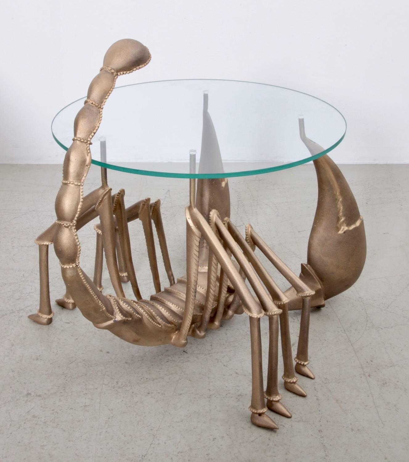Très rare table basse ou d'appoint en laiton attribuée à Jacques Duval-Brasseur dans les années 1970. La table est en laiton et comporte une plaque de verre. La table est une sculpture d'ascorpion. Une des rares tables de ce type jamais produites.