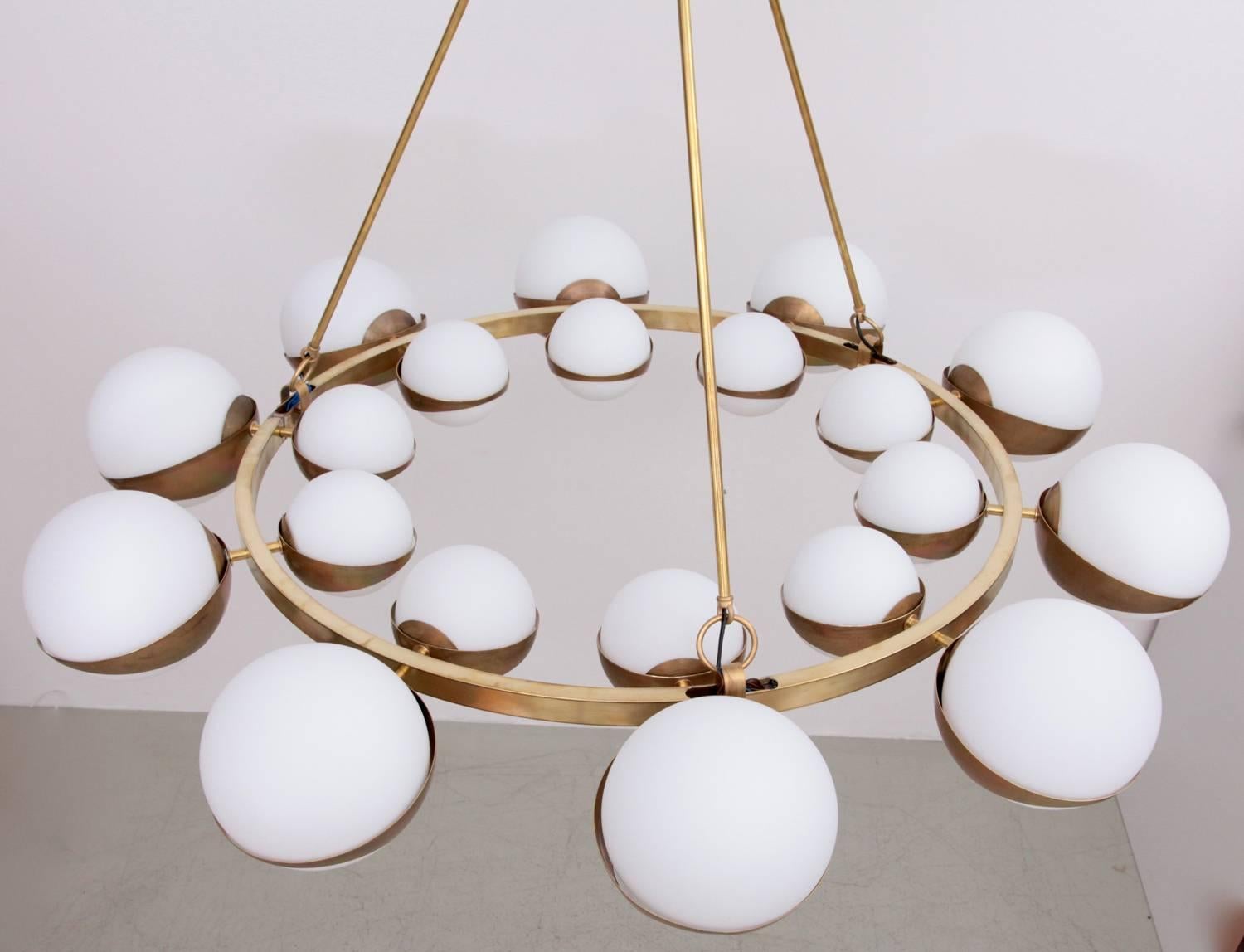 Mid-Century Modern Very Huge and Impressive Murano and Brass Chandelier in the Style of Stilnovo For Sale