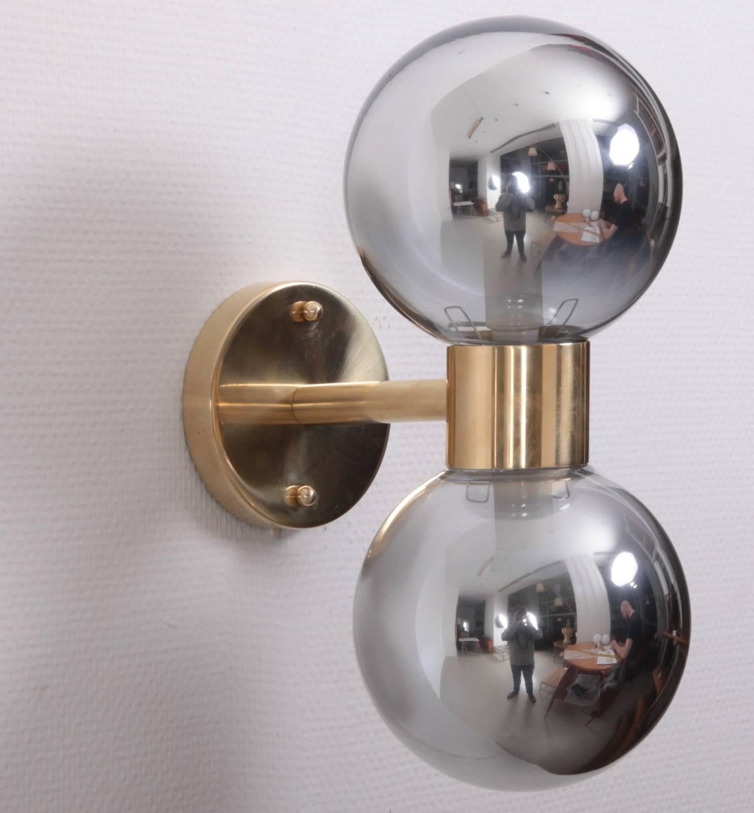 Very nice and elegant brass and mercury or chrome glass wall lamps. The lamps are in very good condition. 1 x E14.
To be on the safe side, the lamp should be checked locally by a specialist concerning local requirements.