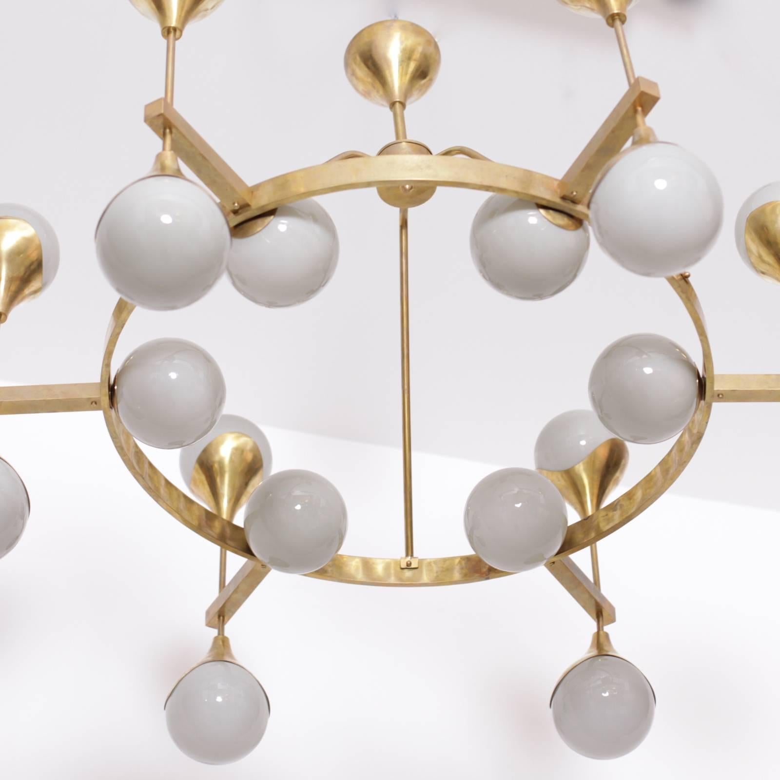 Mid-Century Modern Very Large Murano Glass and Brass Chandelier in the Manner of Stilnovo For Sale