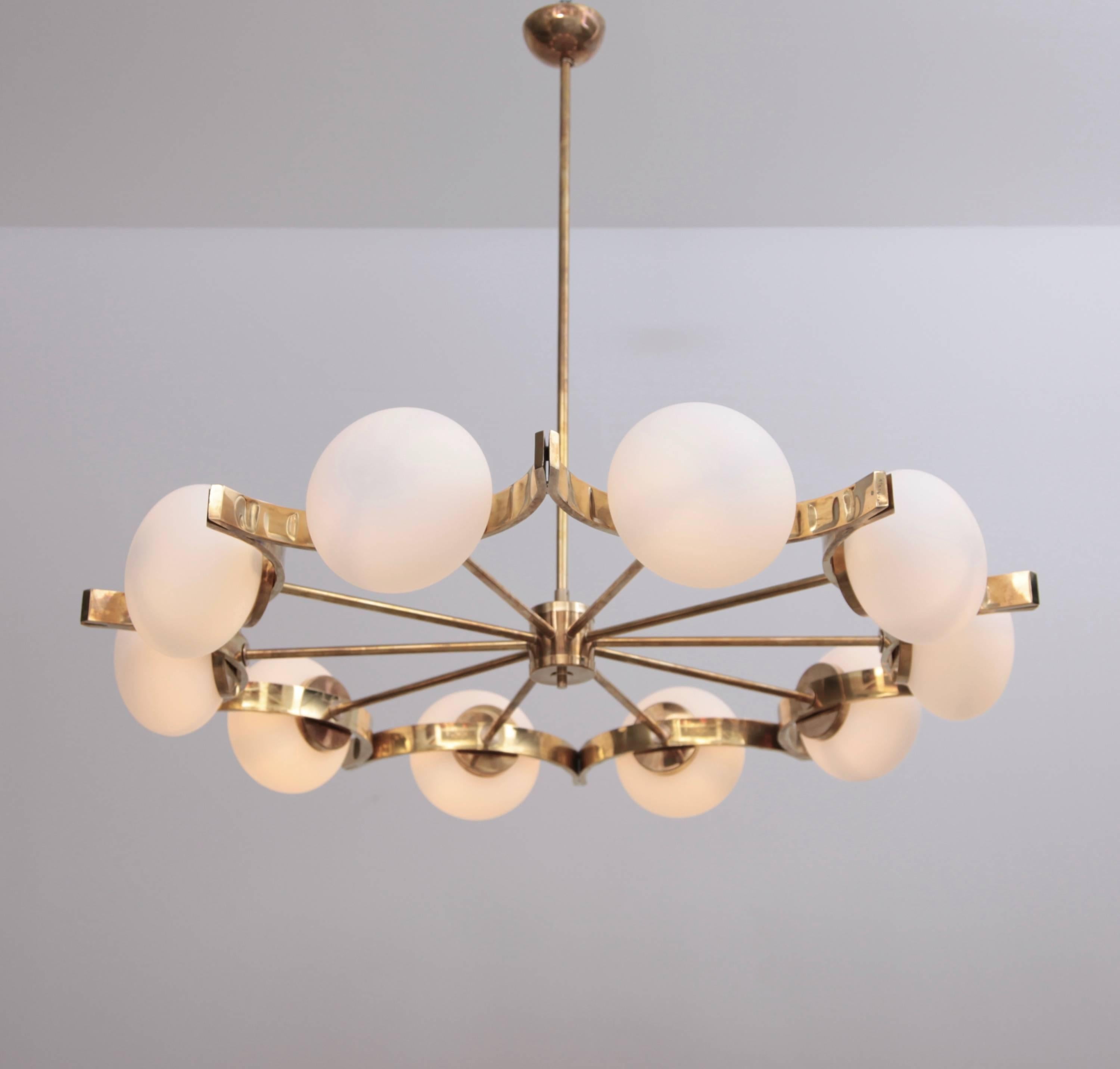 Huge Murano glass and brass Sputnik chandelier in the manner of Fontana Arte. The chandelier has a very impressing size and is a real eye catcher in every room. The chandelier is in excellent condition. To be on the the safe side, the lamp should be