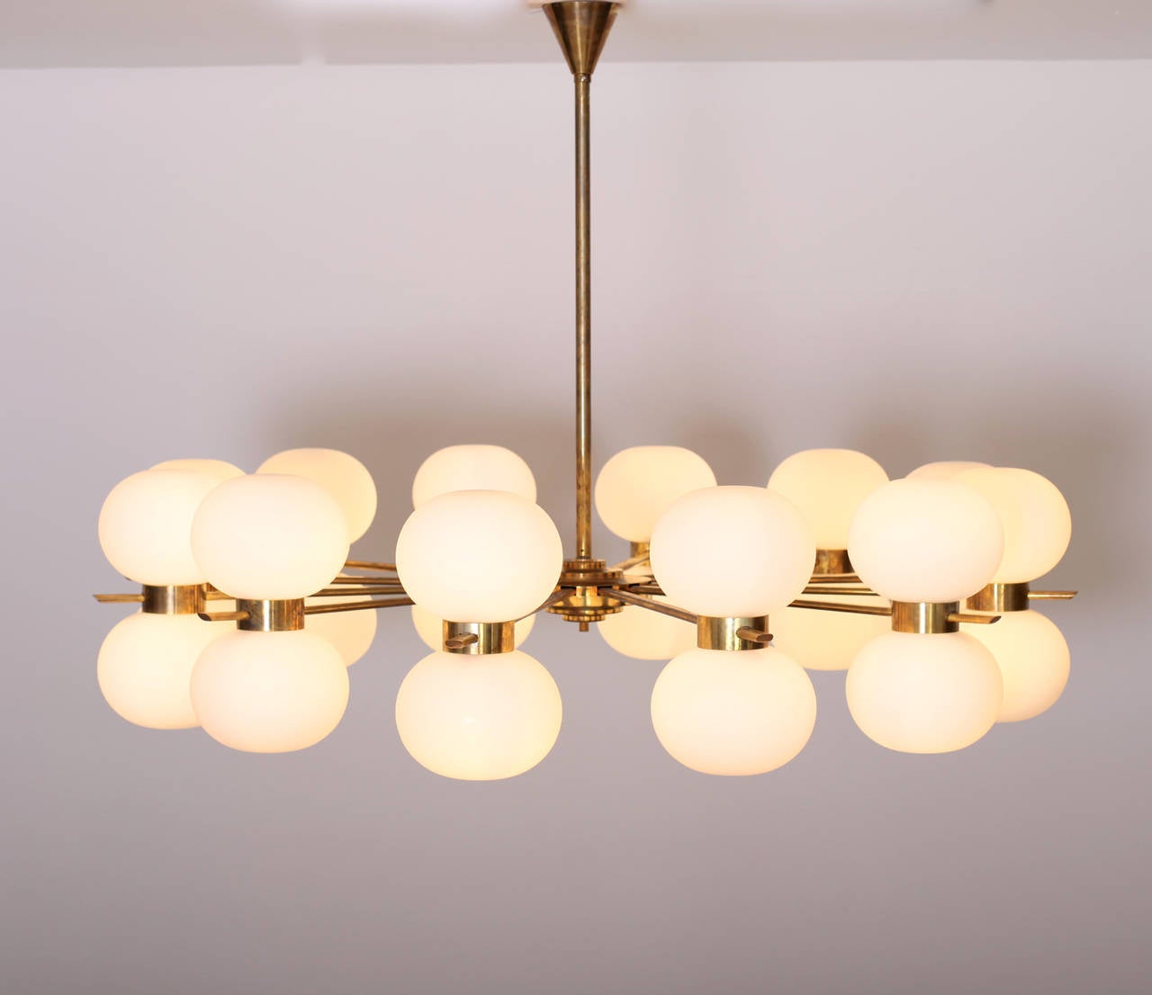 Stunning, very large Murano glass and brass chandelier in the manner of Stilnovo. The chandelier has a very impressive size and is a real eye catcher in every room. Matching wall lamps are also listed. The chandelier is in excellent condition.

To