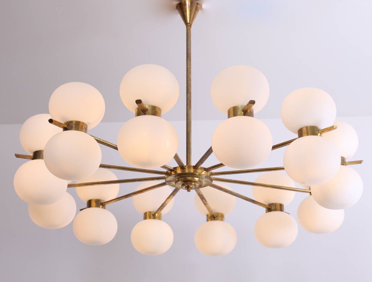 Mid-Century Modern Exceptional Large Murano Glass and Brass Chandelier in the Manner of Stilnovo For Sale