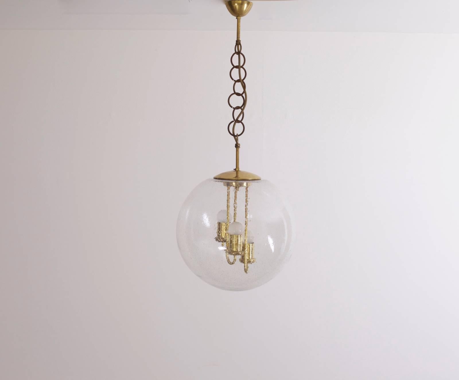 Rare énorme lampe suspendue Doria avec de beaux détails en laiton à l'intérieur du verre bulle.
Pour plus de sécurité, la lampe doit être vérifiée localement par un spécialiste en fonction des exigences locales.