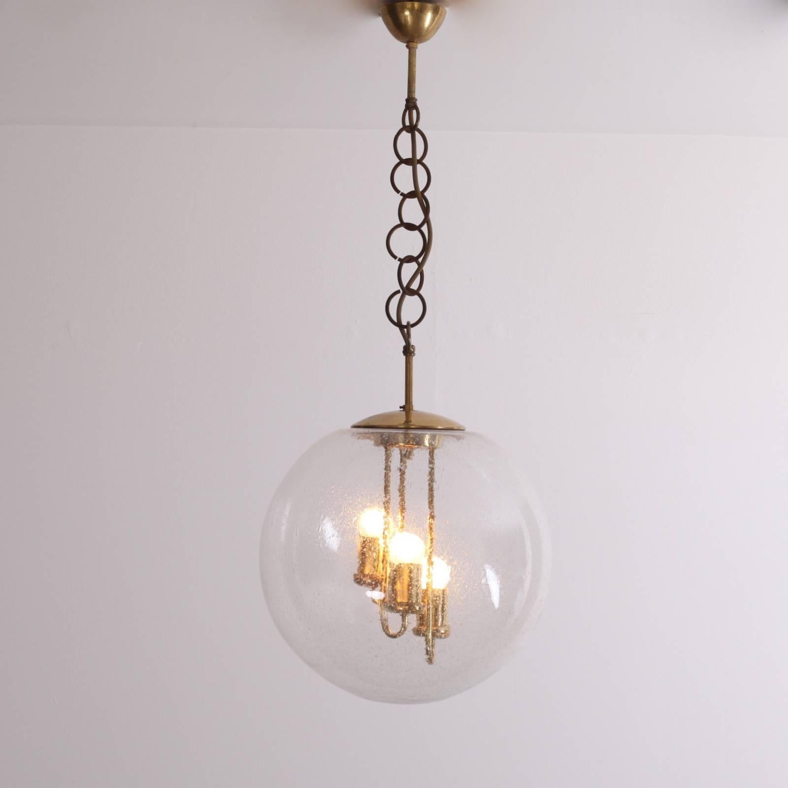 Tedesco Enorme lampadario o lampada a sospensione Sputnik rotonda in ottone di Doria in vendita
