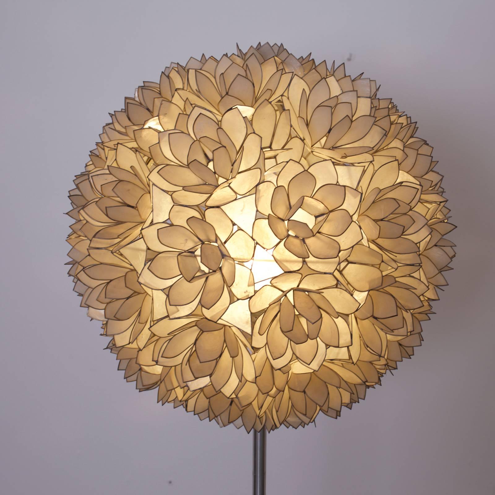 Allemand Grand lampadaire en forme de coquille de nacre Capiz en vente