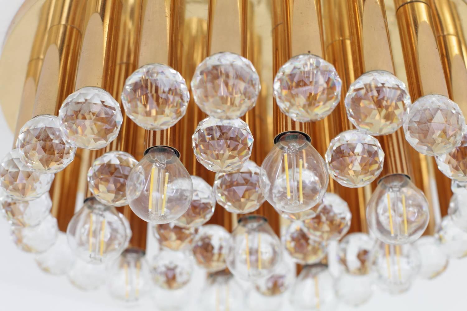 riesige hochwertig gefertigte Unterputzleuchten von Ernst Palme. 40 gläserne Kristalltropfen hängen an einer Messingplatte und bringen einen wunderbaren Glanz und Atmosphäre in jeden Raum. Maße: 9 x E 14.
Um auf Nummer sicher zu gehen, sollte die