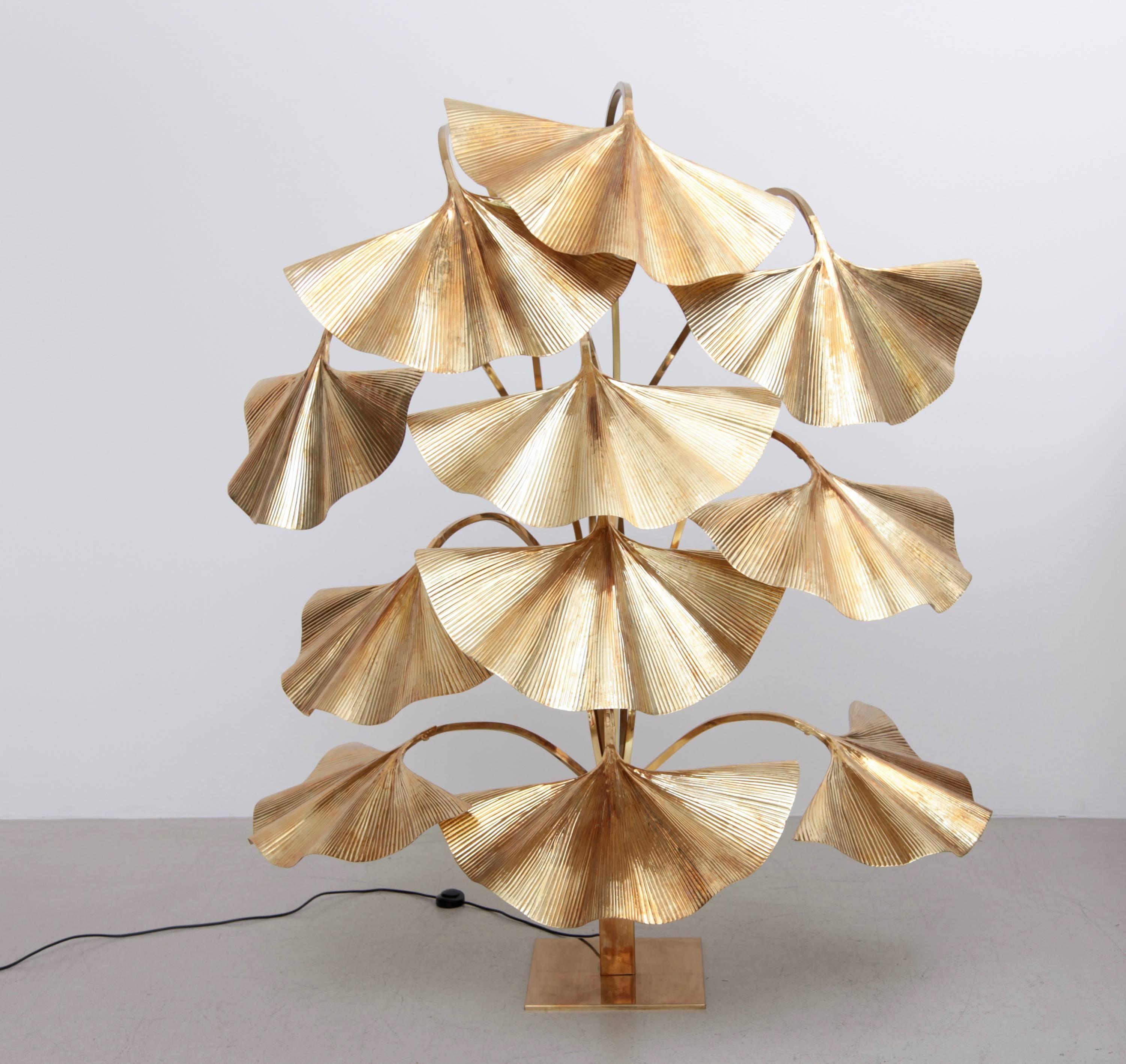Very elegant, huge and very rare eleven ginkgo leaves floor lamp by the Italian designer Tommaso Barbi. The lamp is made of brass and the reflexion of the light on the brass brings a cozy atmosphere in every room. The same lamp with sixteen leaves