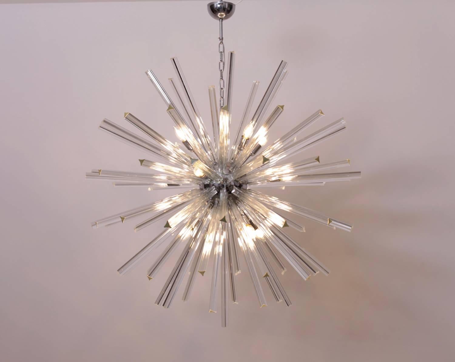 Extraordinary huge, iconic Murano glass chandelier in the manner of Venini. The chandelier is manufactures in high quality. It is a real eyecatcher. 12 x E14.
To be on the the safe side, the lamp should be checked locally by a specialist concerning