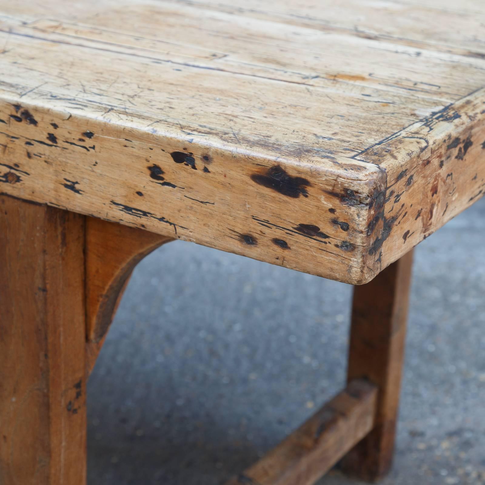 Victorian Farmhouse Table In Distressed Condition In London, GB