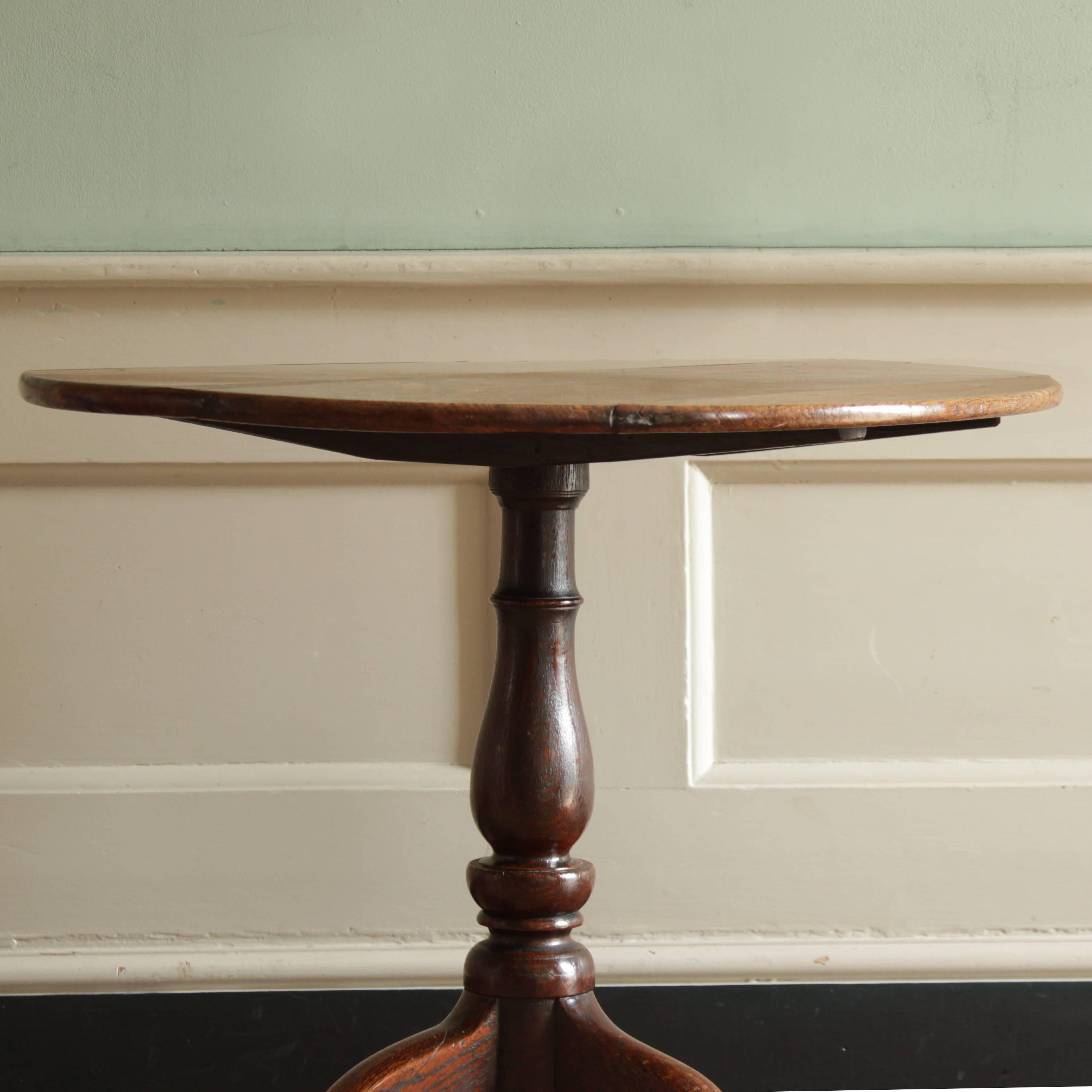 George III Oak and Burr Oak Tripod Table In Good Condition In London, GB