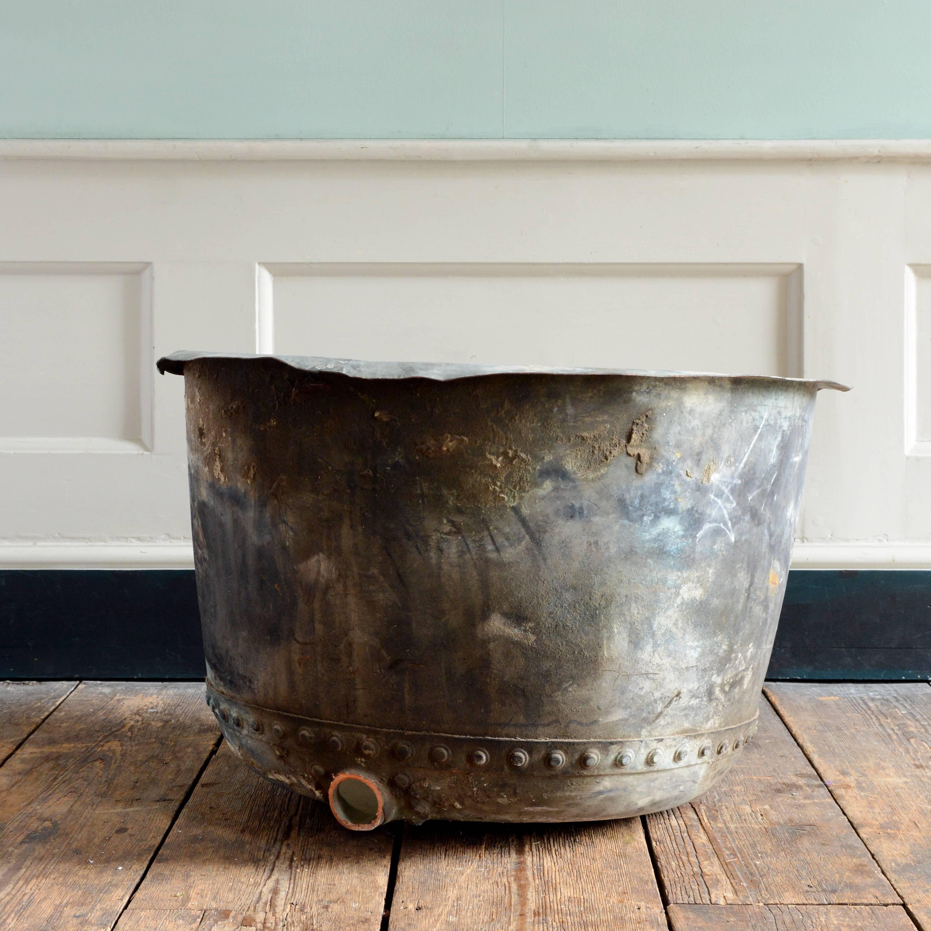 A large copper vat, 19th century, with good exterior verdigris patination. 

Dimensions: 50cm (19¾