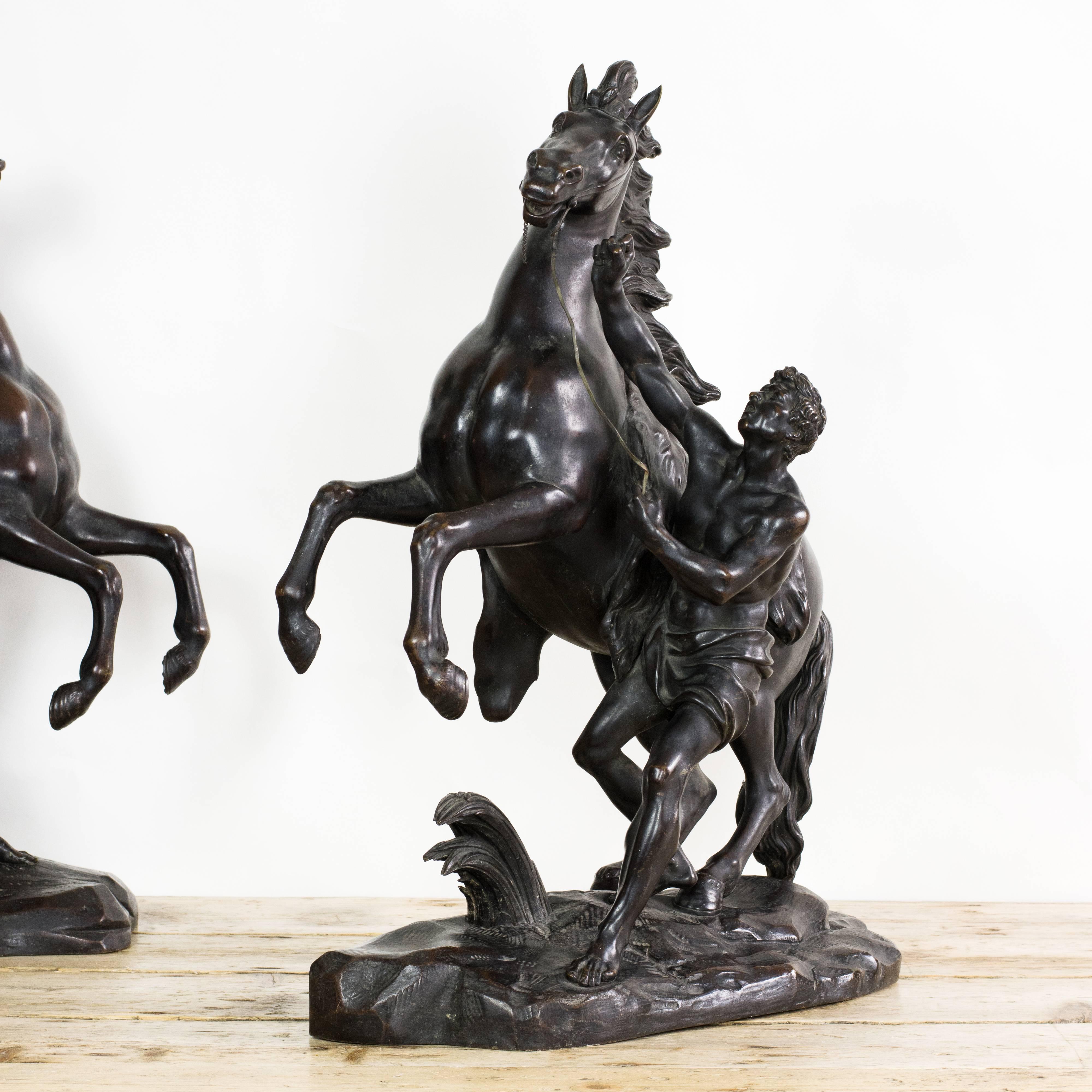 Paire de sculptures de chevaux Marley en bronze du milieu du XIXe siècle d'après Guillaume Coustou l'Ancien:: probablement françaises. 

Mesures : Hauteur 58cm:: largeur 52cm:: profondeur 23cm chacun.