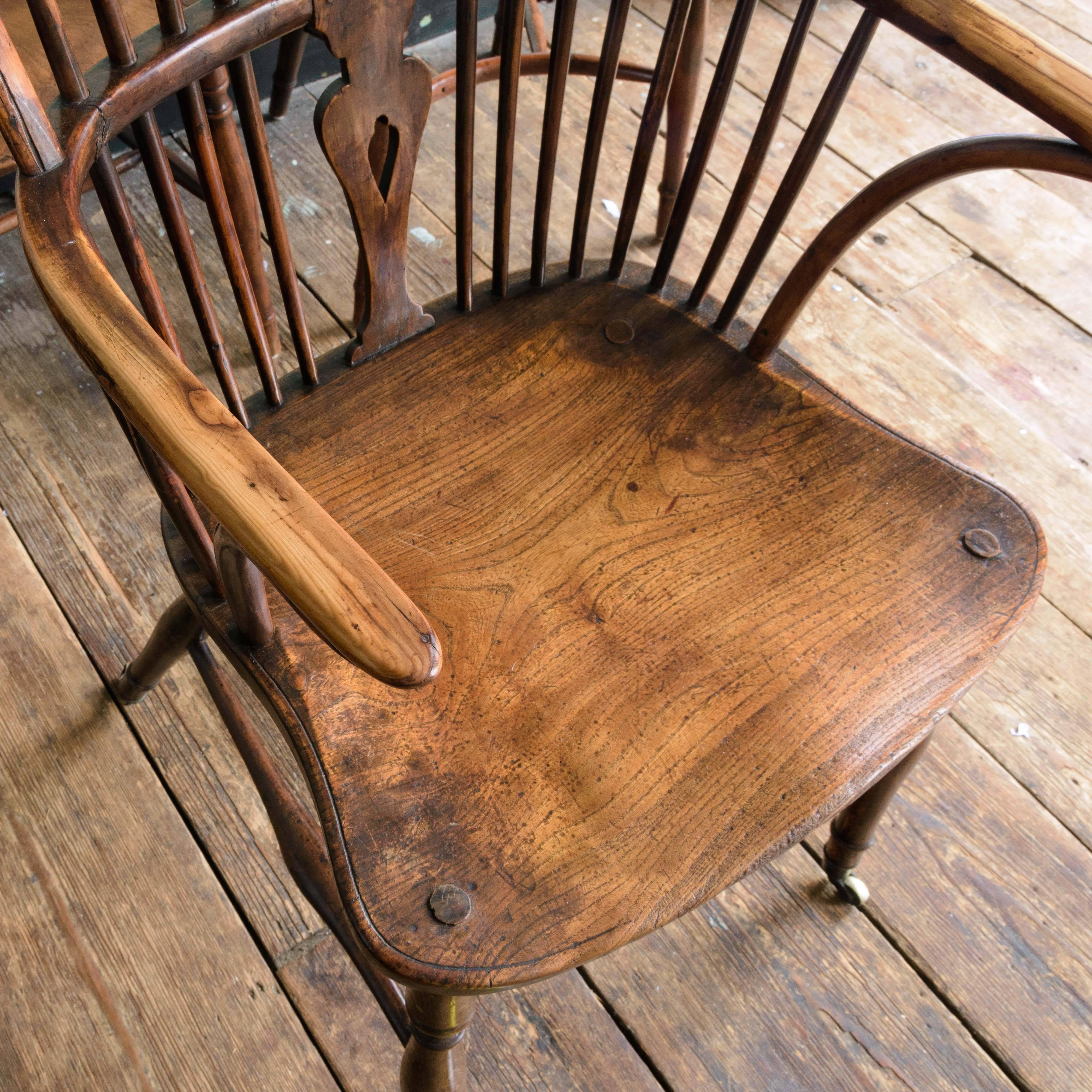 Matched Set of Seven Buckinghamshire Wheel-Back Windsor Chairs In Good Condition In London, GB