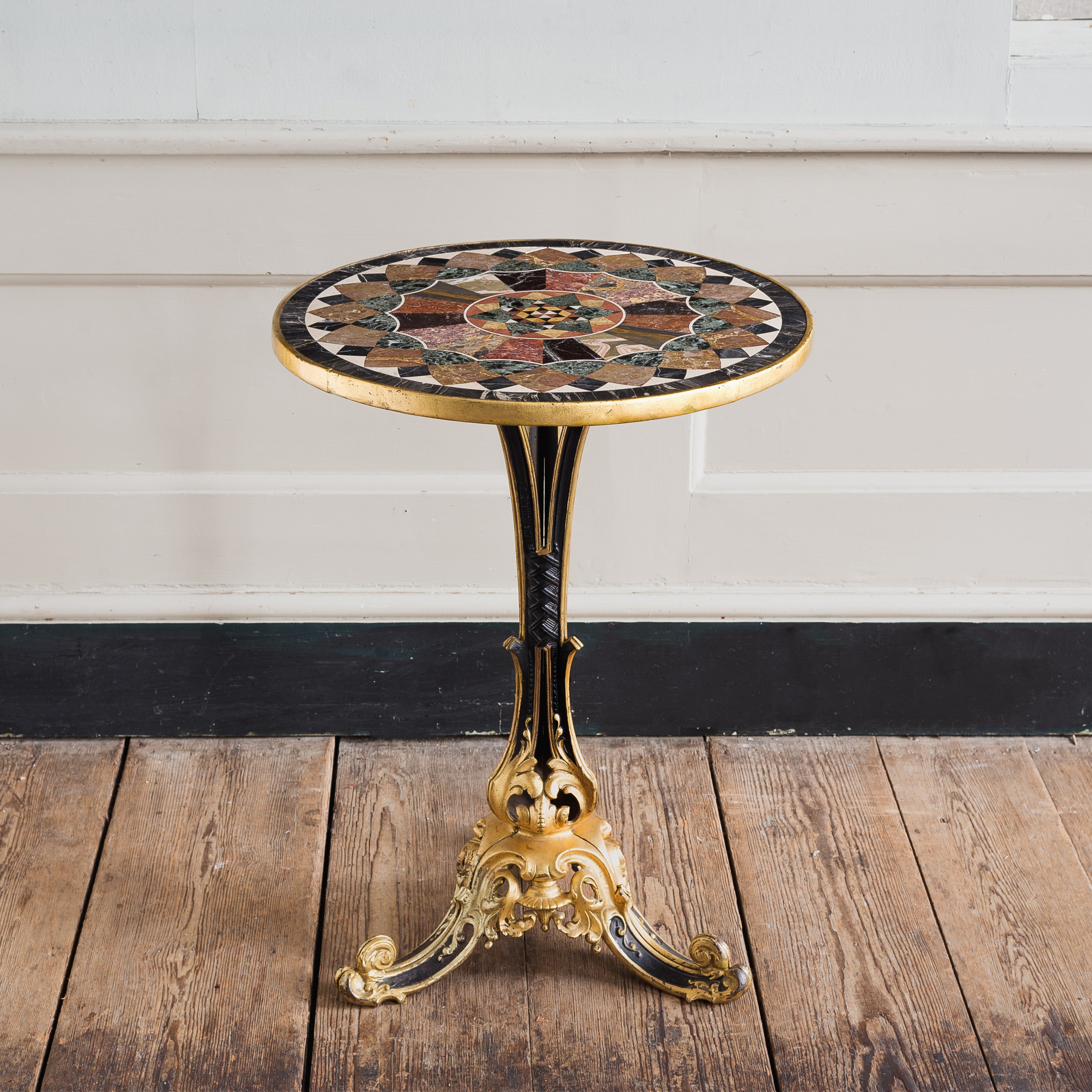 Viktorianische vergoldete Gusseisen Probe Marmor Tisch im Angebot