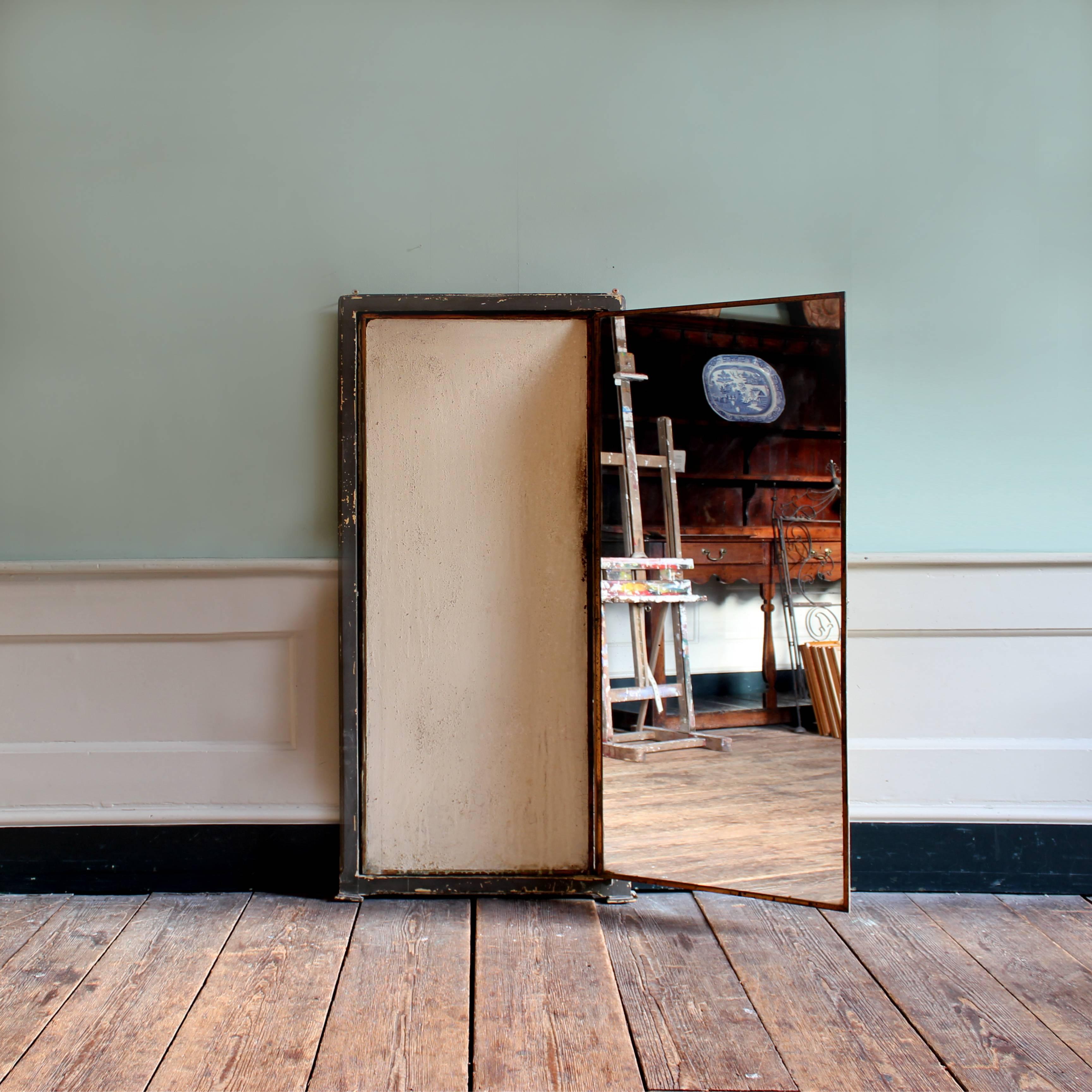 Miroir de tailleur français:: fin du dix-neuvième ou début du vingtième siècle par Brot de Paris:: les trois miroirs garnis de laiton se repliant dans un boîtier peint uni:: reposant sur des pieds en forme. 

Disponible pour voir à Brunswick House::