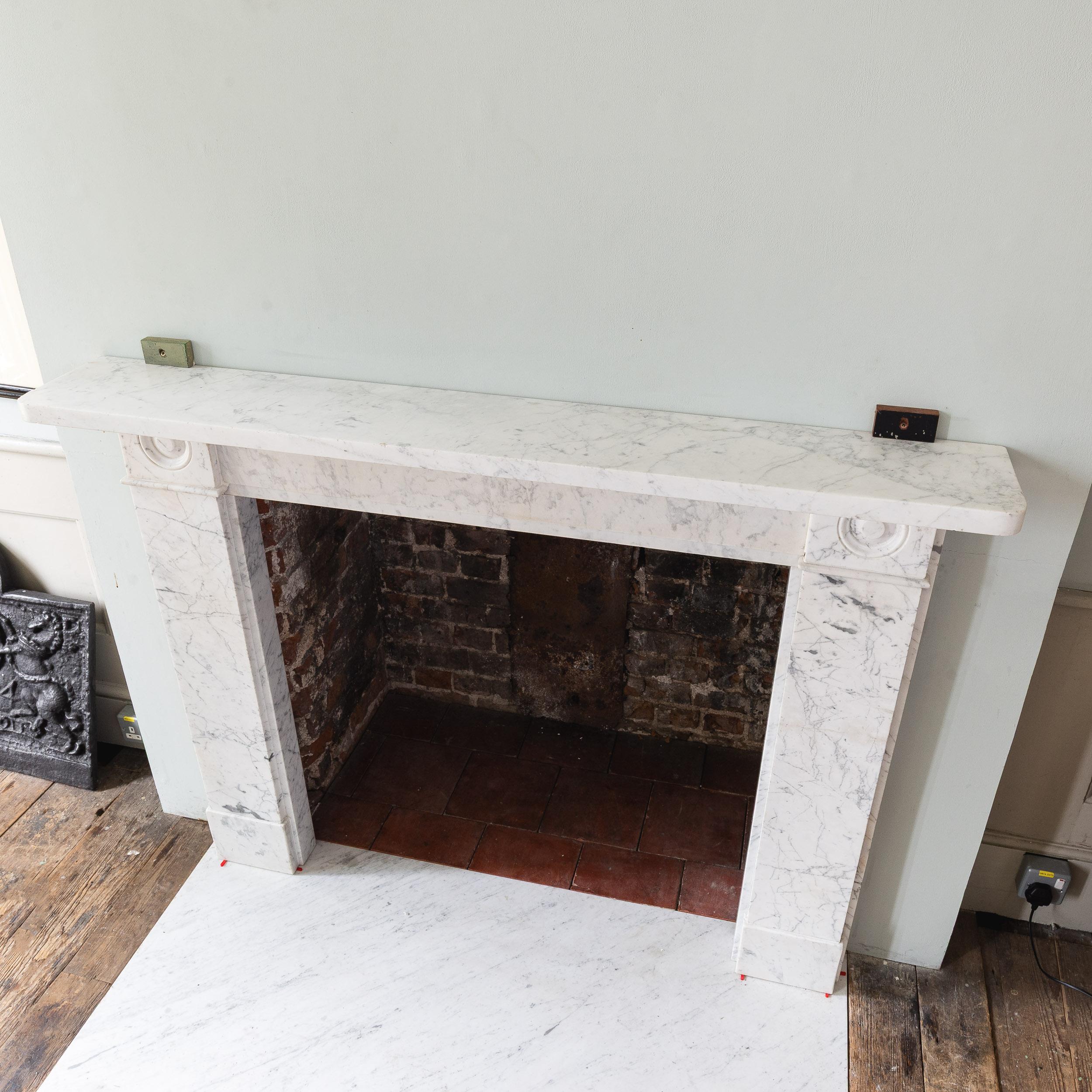 Nineteenth Century Regency Carrara Marble Bullseye Fireplace In Good Condition For Sale In London, GB