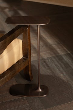 UNISM - Grande table d'appoint en laiton vieilli