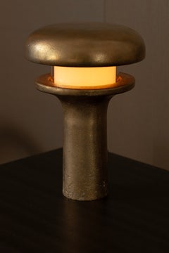 Skulpturale Tischlampe aus strukturiertem Messing – handgefertigte moderne Leuchten