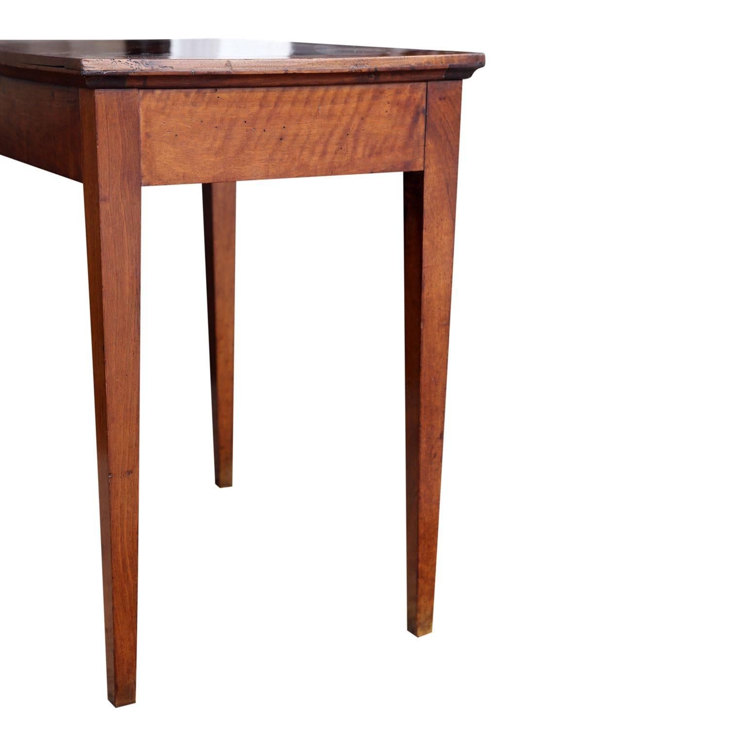 Early 19th Century French Walnut Single Drawer Table In Excellent Condition In Houston, TX