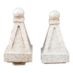 Paire d'épis de faîtage architecturaux en terre cuite vernissée
