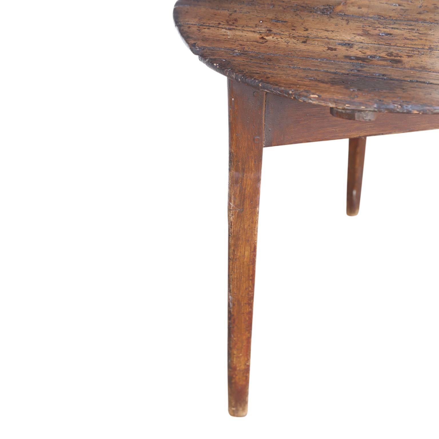 Early 19th Century English Cricket Table In Excellent Condition In Houston, TX