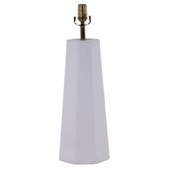 Geometrische Lampe aus weißem Gips in Form einer Kugel