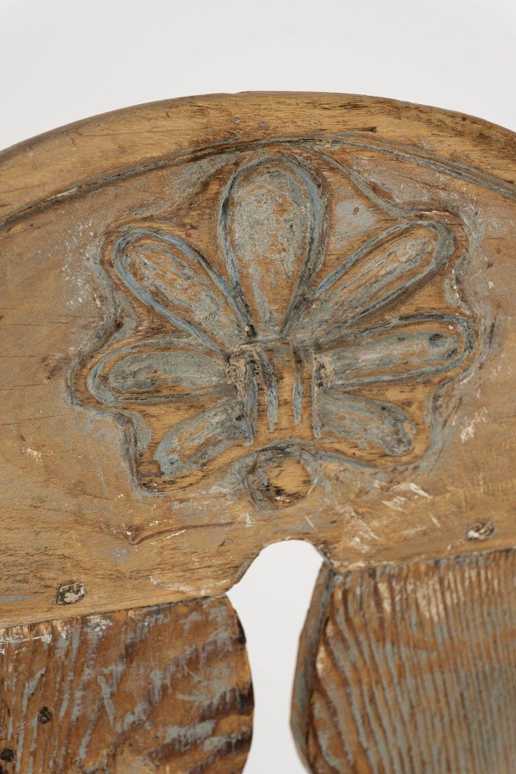 Sillón rococó sueco pintado del siglo XVIII, hacia 1755-1774. Acabado pintado temprano con pérdidas. Carpintería tallada a mano, torneada y de mortaja y espiga. Asiento recién recubierto de ticking blanco.