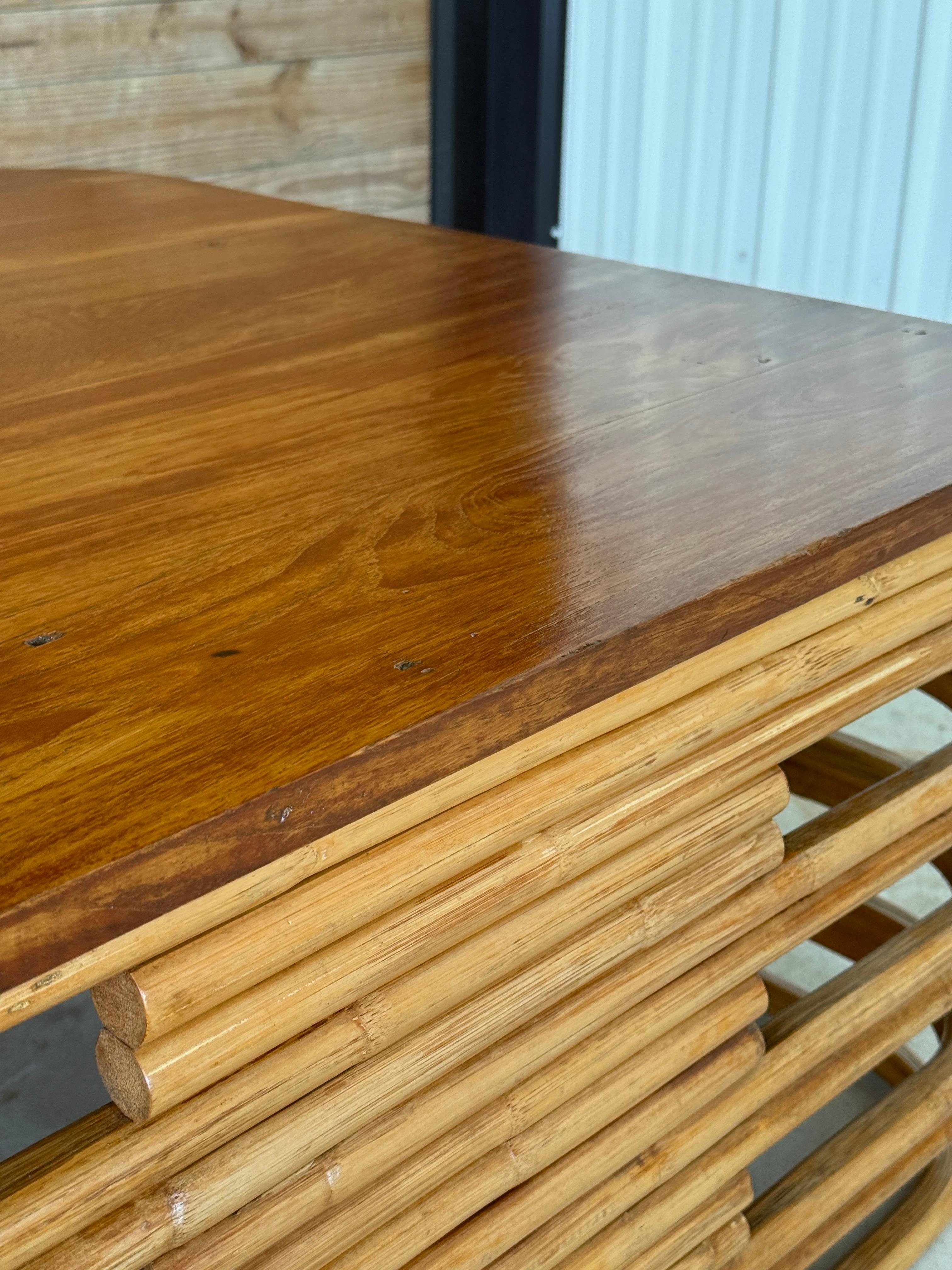 Organique Table basse en rotin et acajou restaurée du milieu du 20e siècle, Organic Modern en vente