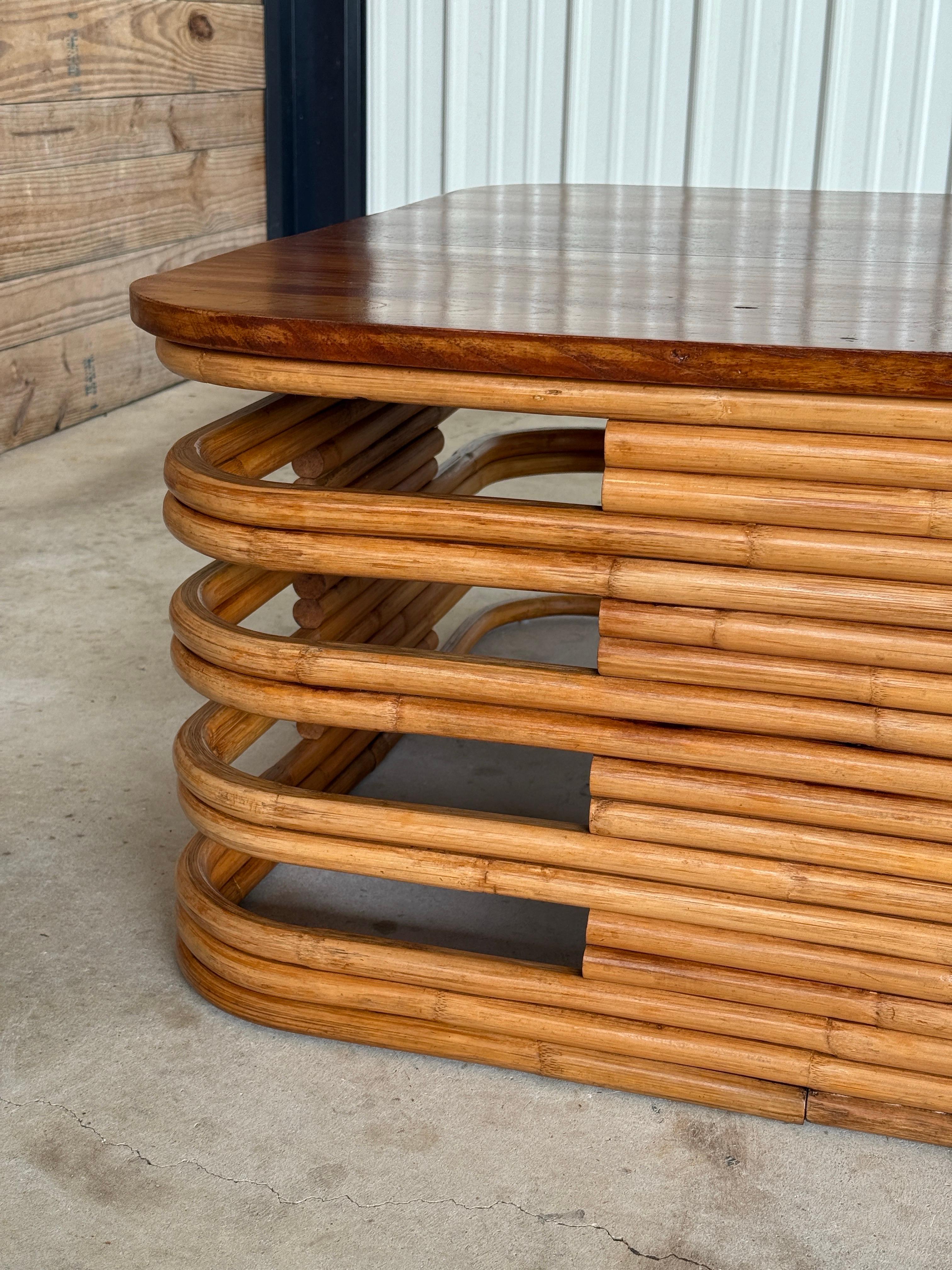 Américain Table basse en rotin et acajou restaurée du milieu du 20e siècle, Organic Modern en vente