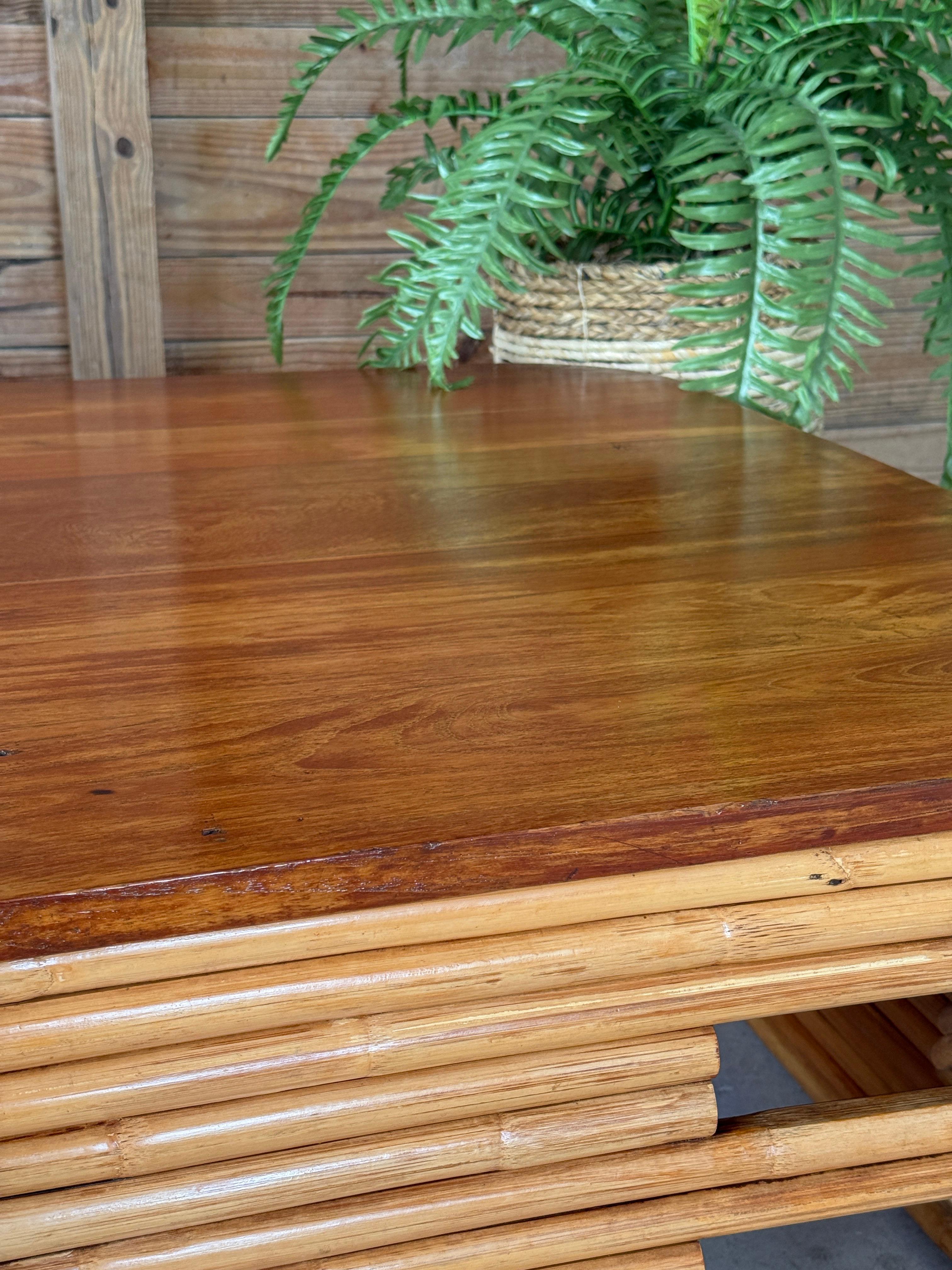 Table basse en rotin et acajou restaurée du milieu du 20e siècle, Organic Modern Bon état - En vente à North Fort Myers, FL