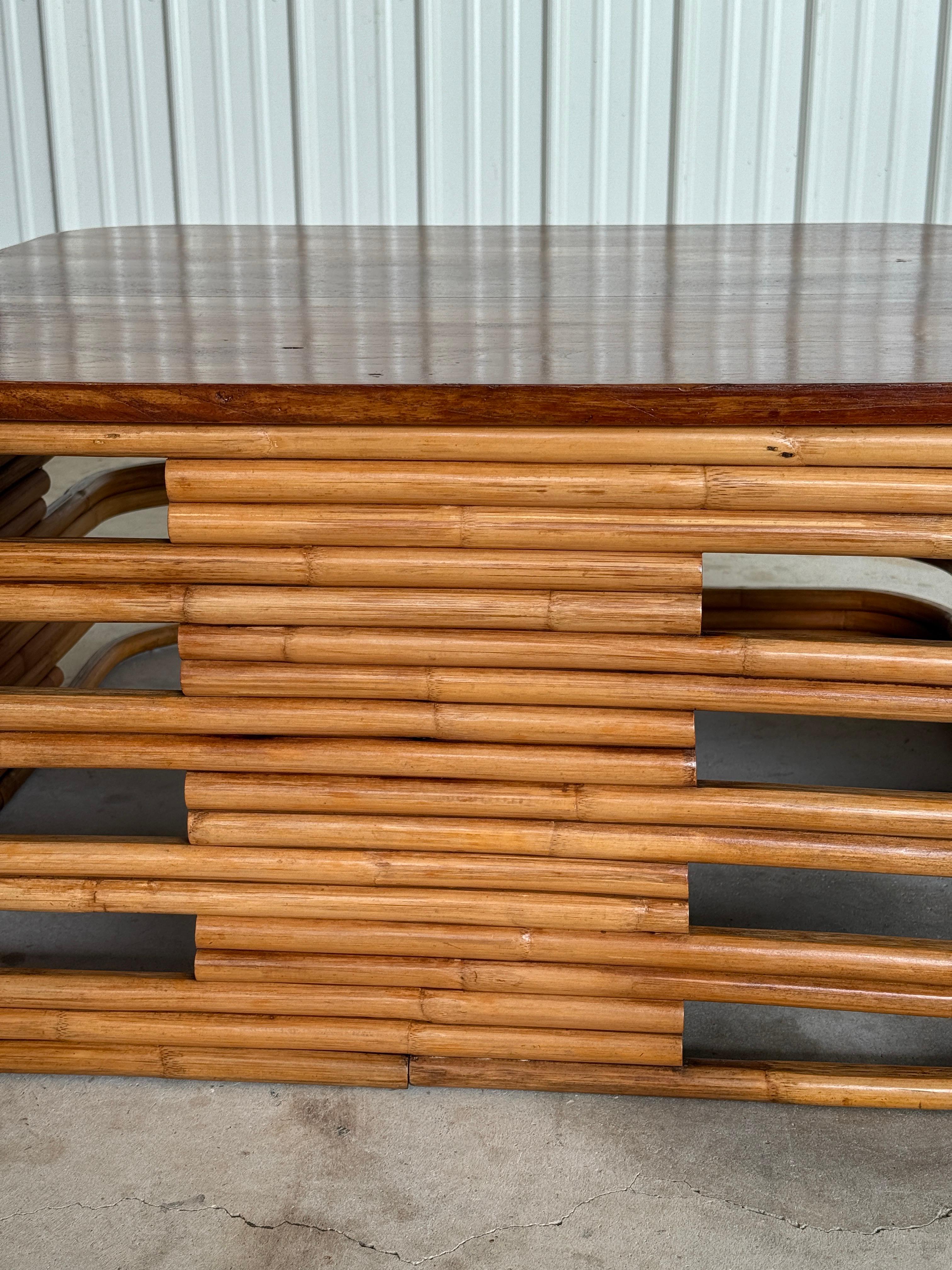 20ième siècle Table basse en rotin et acajou restaurée du milieu du 20e siècle, Organic Modern en vente