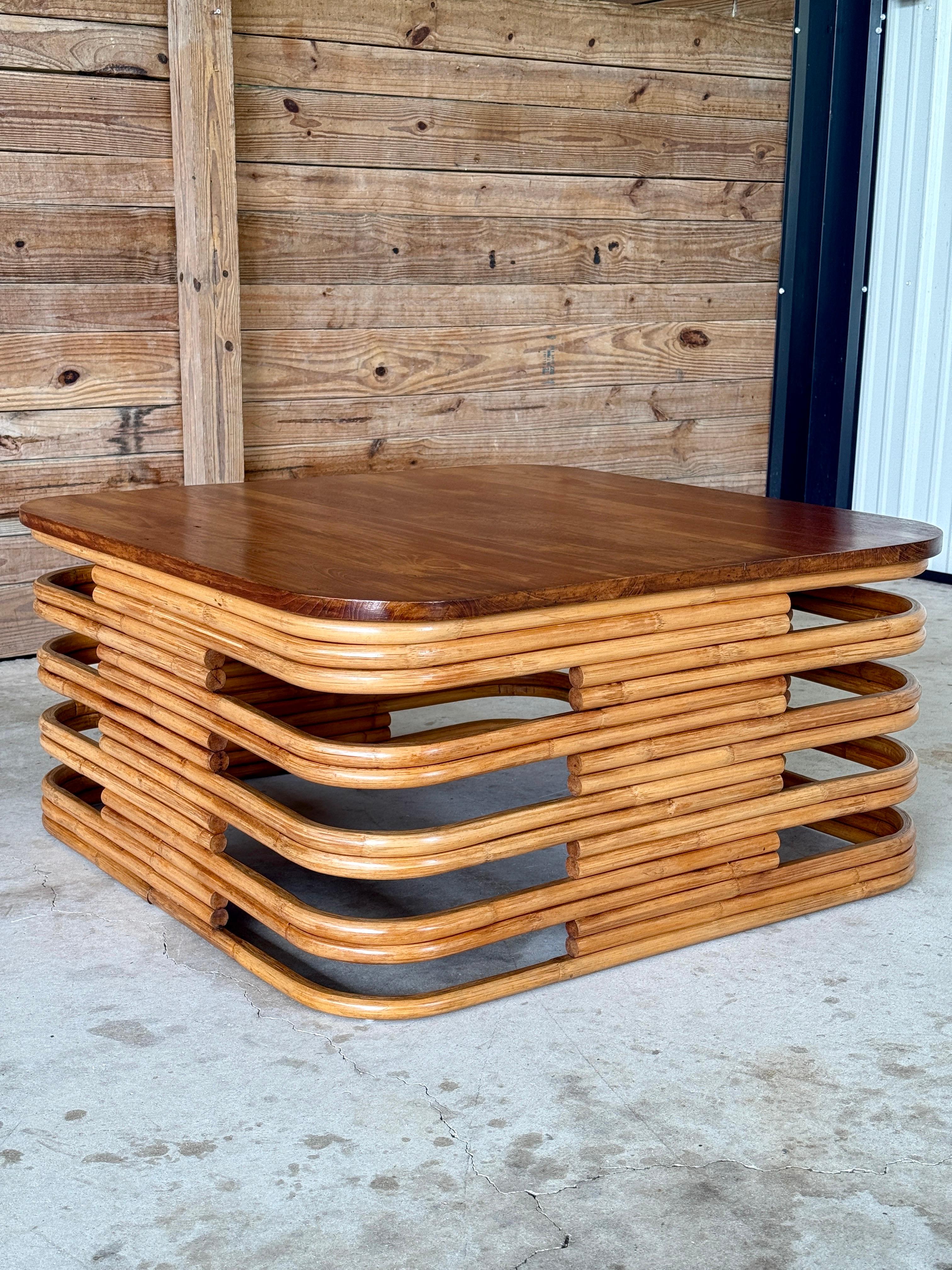 Fait main Table basse en rotin et acajou restaurée du milieu du 20e siècle, Organic Modern en vente