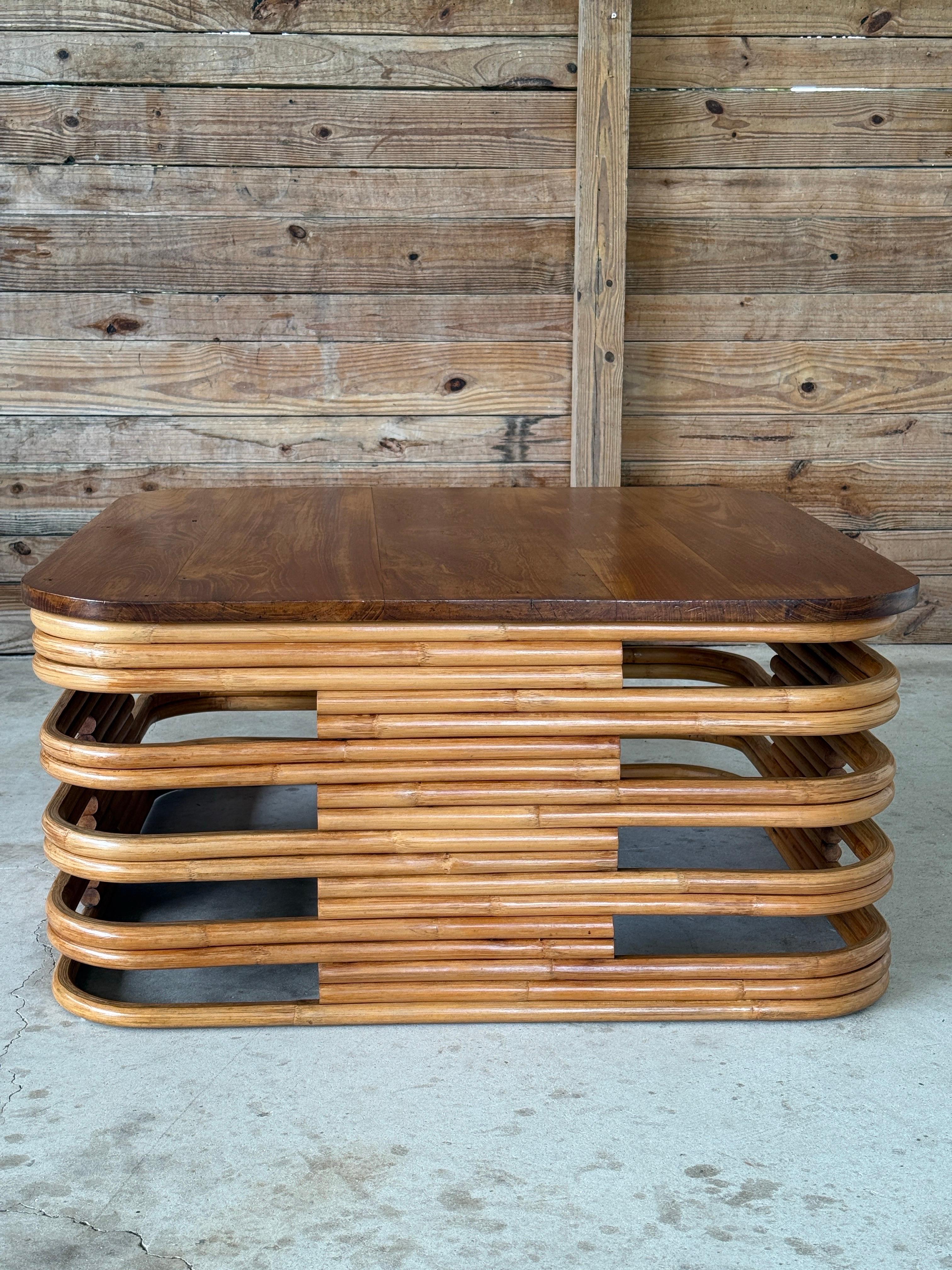 Rotin Table basse en rotin et acajou restaurée du milieu du 20e siècle, Organic Modern en vente