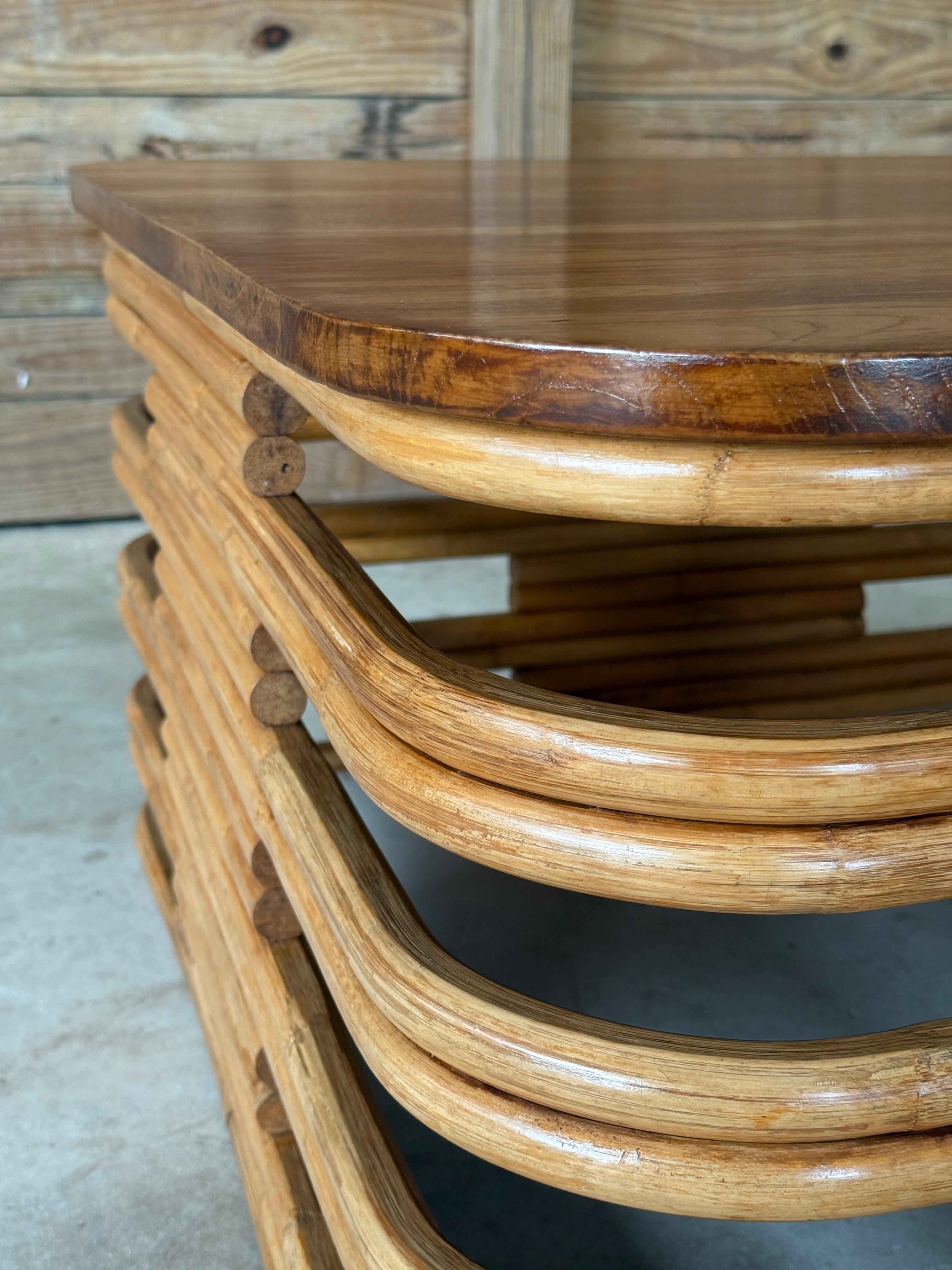 Table basse en rotin et acajou restaurée du milieu du 20e siècle, Organic Modern en vente 1