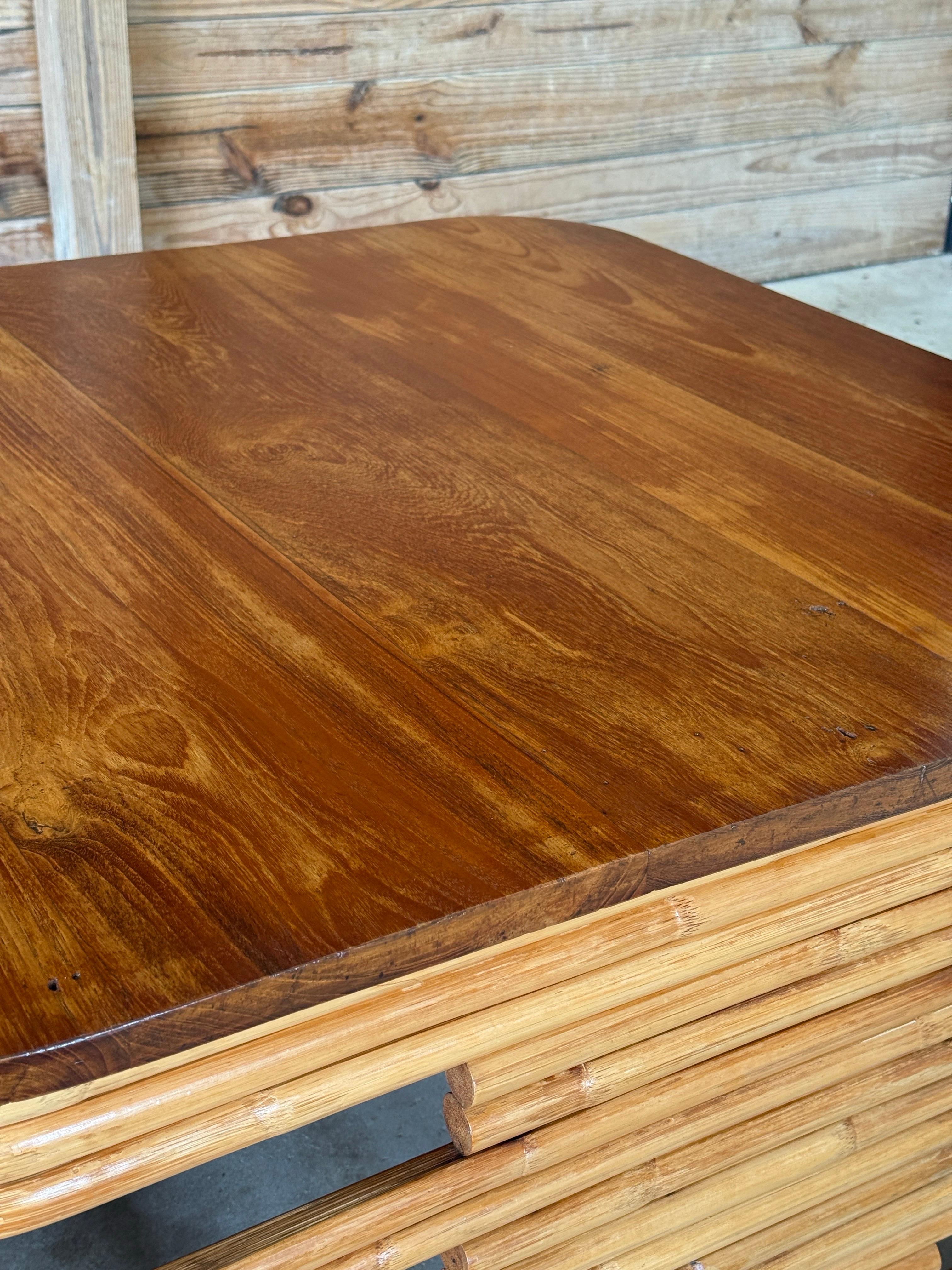 Table basse en rotin et acajou restaurée du milieu du 20e siècle, Organic Modern en vente 3