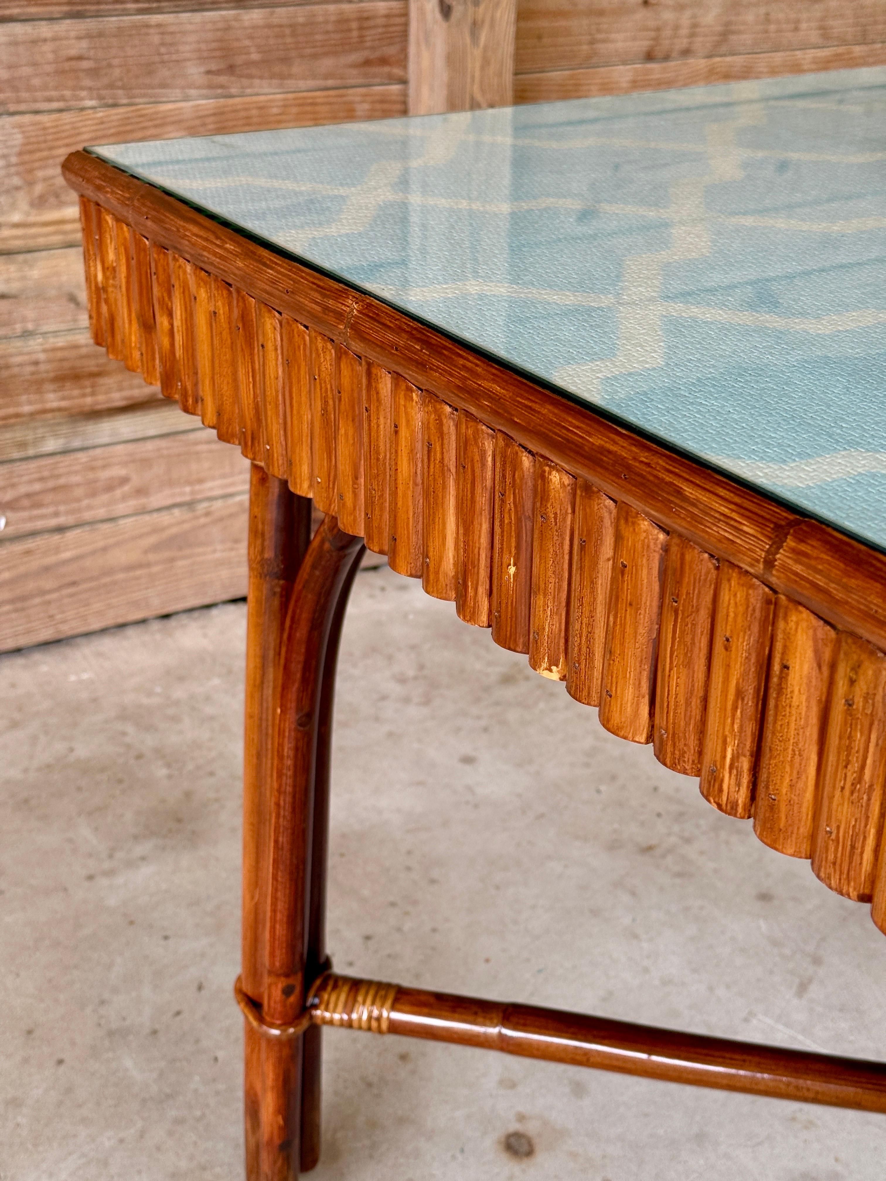 Moderner, organischer Spieltisch aus geteiltem Rattan mit anhebbarer Tischplatte, Thibaut Grasscloth (amerikanisch) im Angebot