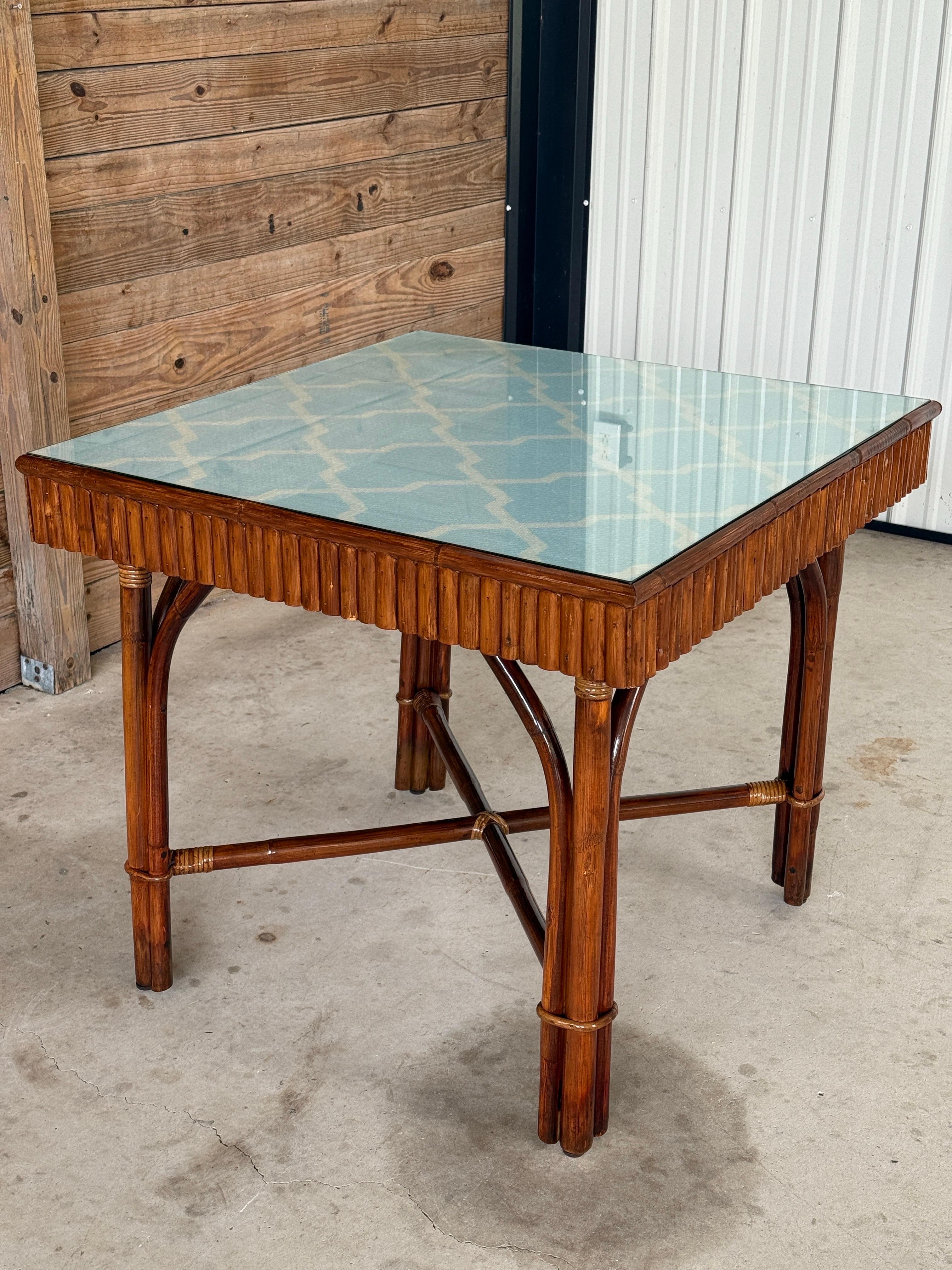 Moderner, organischer Spieltisch aus geteiltem Rattan mit anhebbarer Tischplatte, Thibaut Grasscloth (Organische Moderne) im Angebot