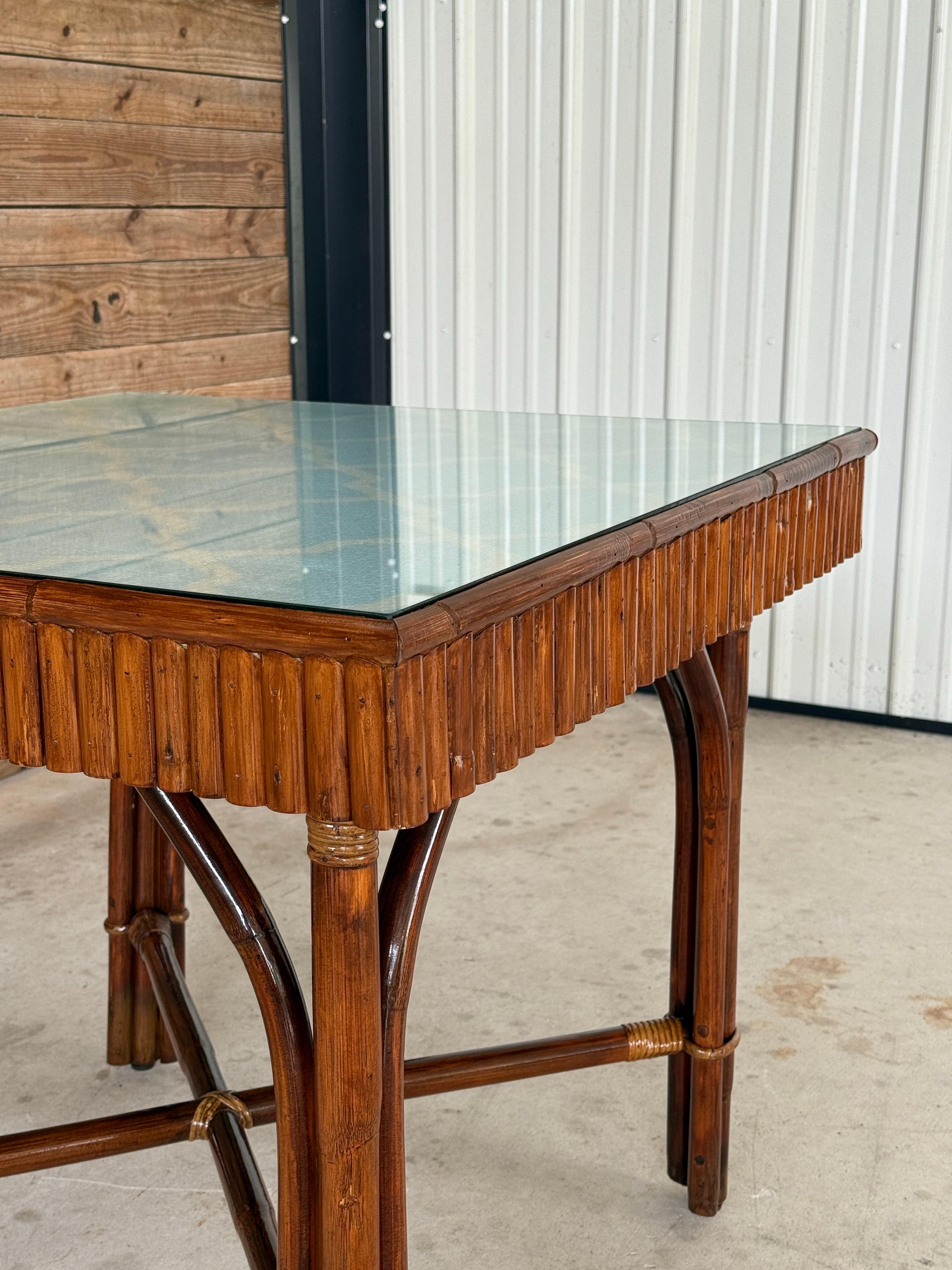 Moderner, organischer Spieltisch aus geteiltem Rattan mit anhebbarer Tischplatte, Thibaut Grasscloth im Zustand „Gut“ im Angebot in North Fort Myers, FL