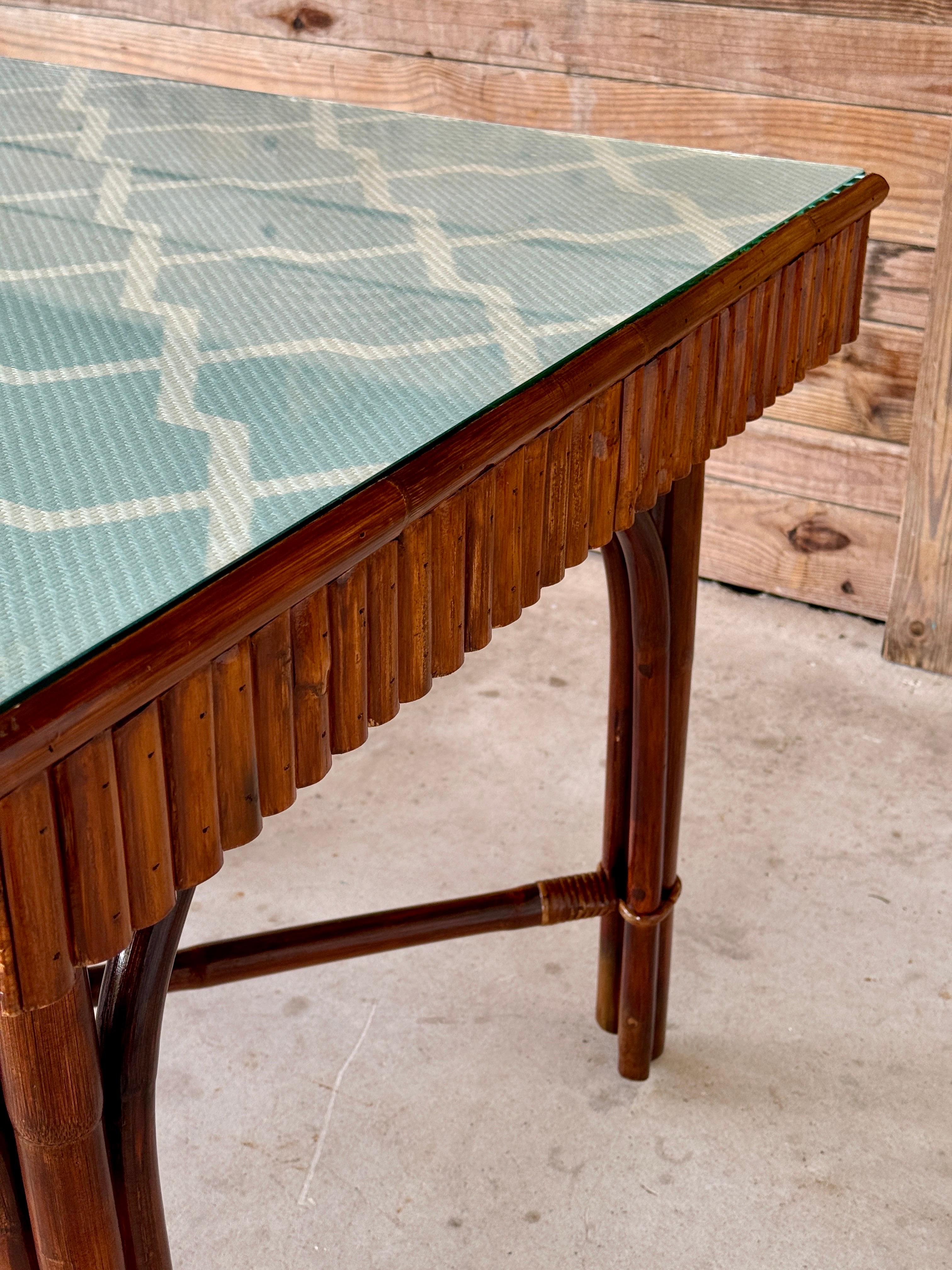 Moderner, organischer Spieltisch aus geteiltem Rattan mit anhebbarer Tischplatte, Thibaut Grasscloth (Grastapete) im Angebot