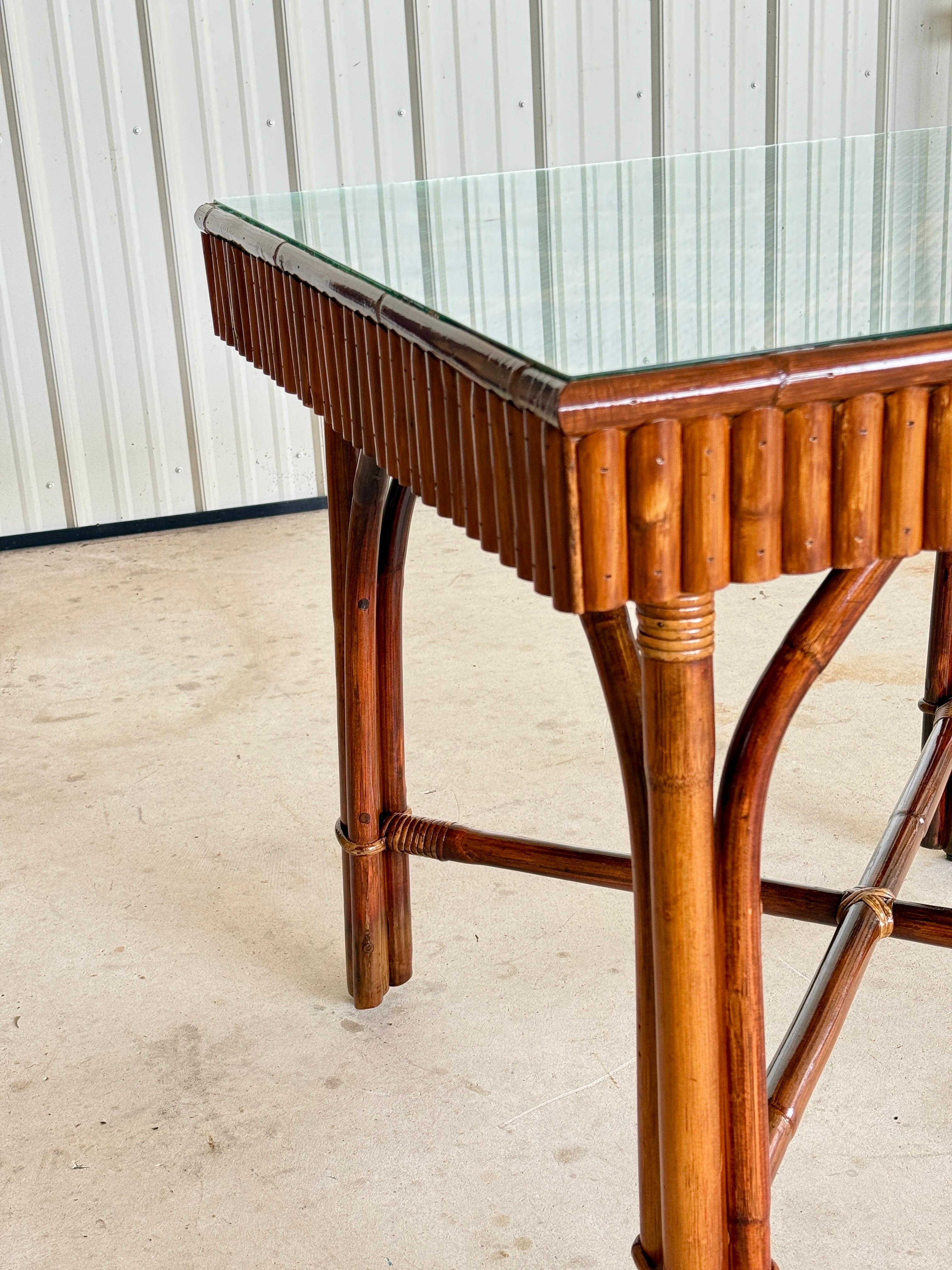 Moderner, organischer Spieltisch aus geteiltem Rattan mit anhebbarer Tischplatte, Thibaut Grasscloth im Angebot 3