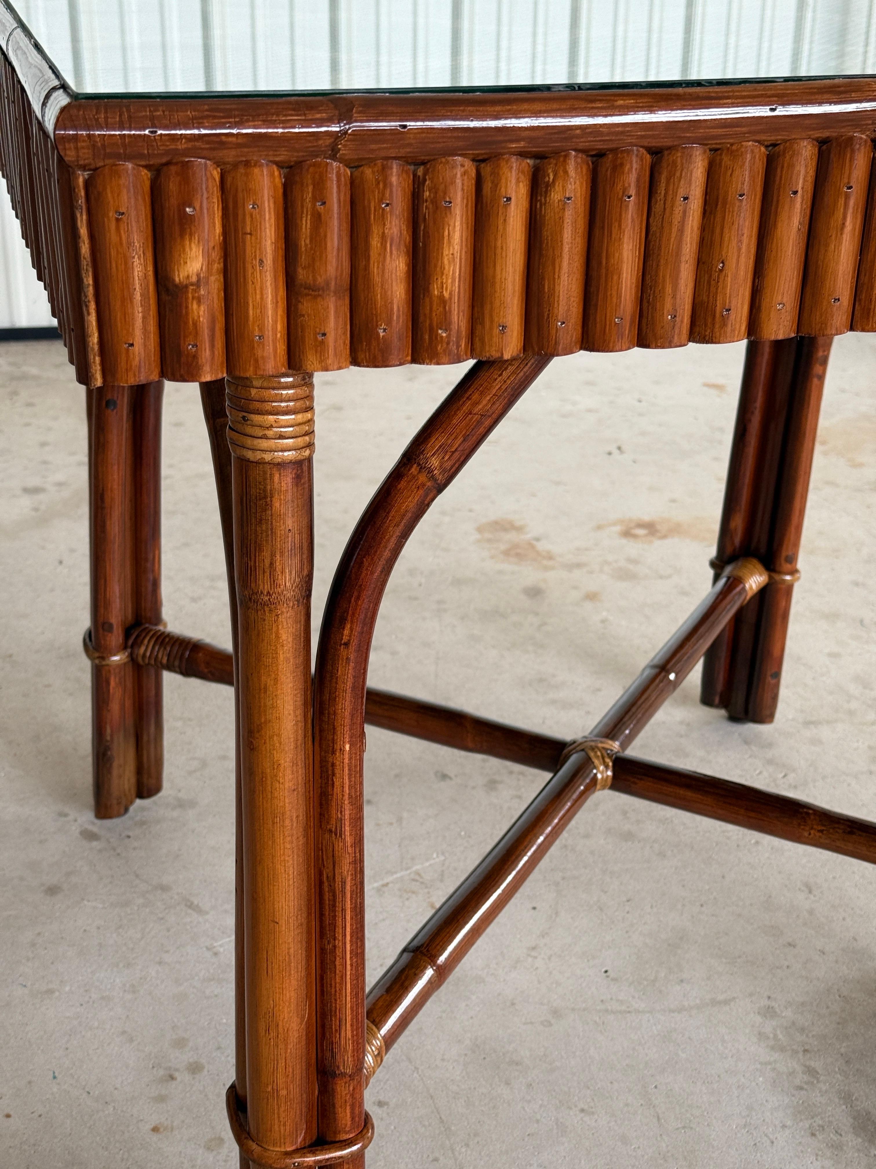 Moderner, organischer Spieltisch aus geteiltem Rattan mit anhebbarer Tischplatte, Thibaut Grasscloth im Angebot 5