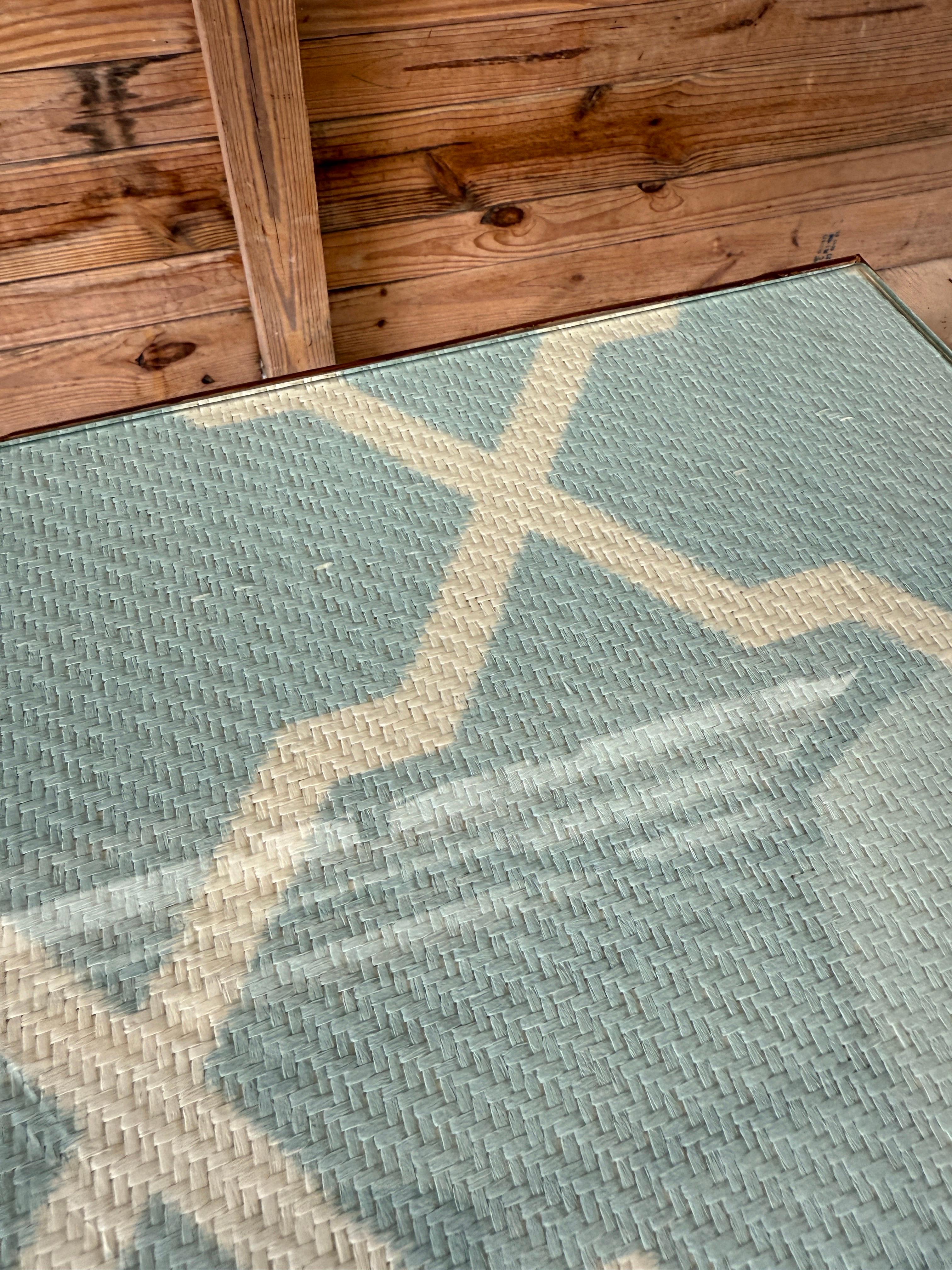 Moderner, organischer Spieltisch aus geteiltem Rattan mit anhebbarer Tischplatte, Thibaut Grasscloth im Angebot 6