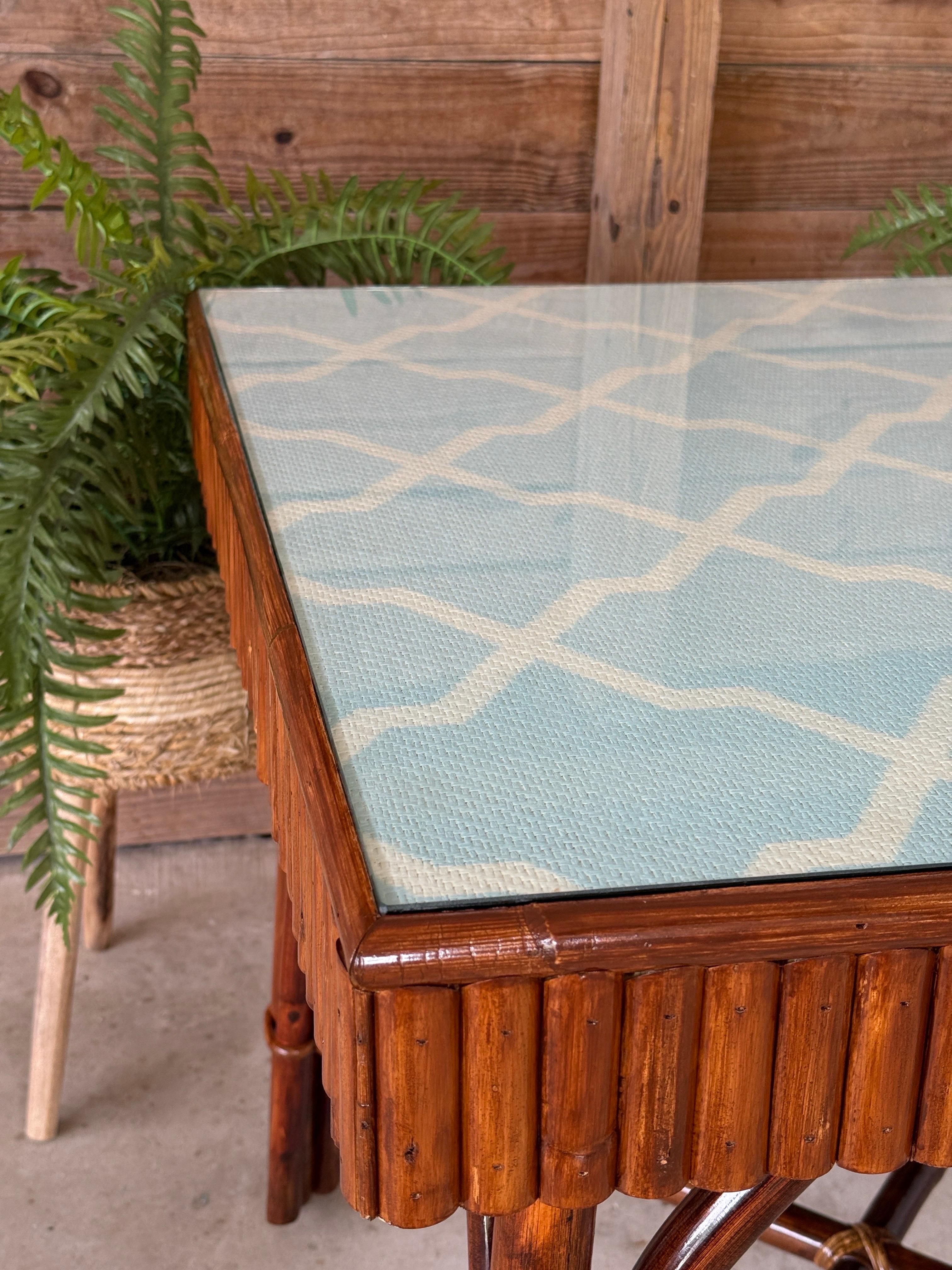 Moderner, organischer Spieltisch aus geteiltem Rattan mit anhebbarer Tischplatte, Thibaut Grasscloth im Angebot 8