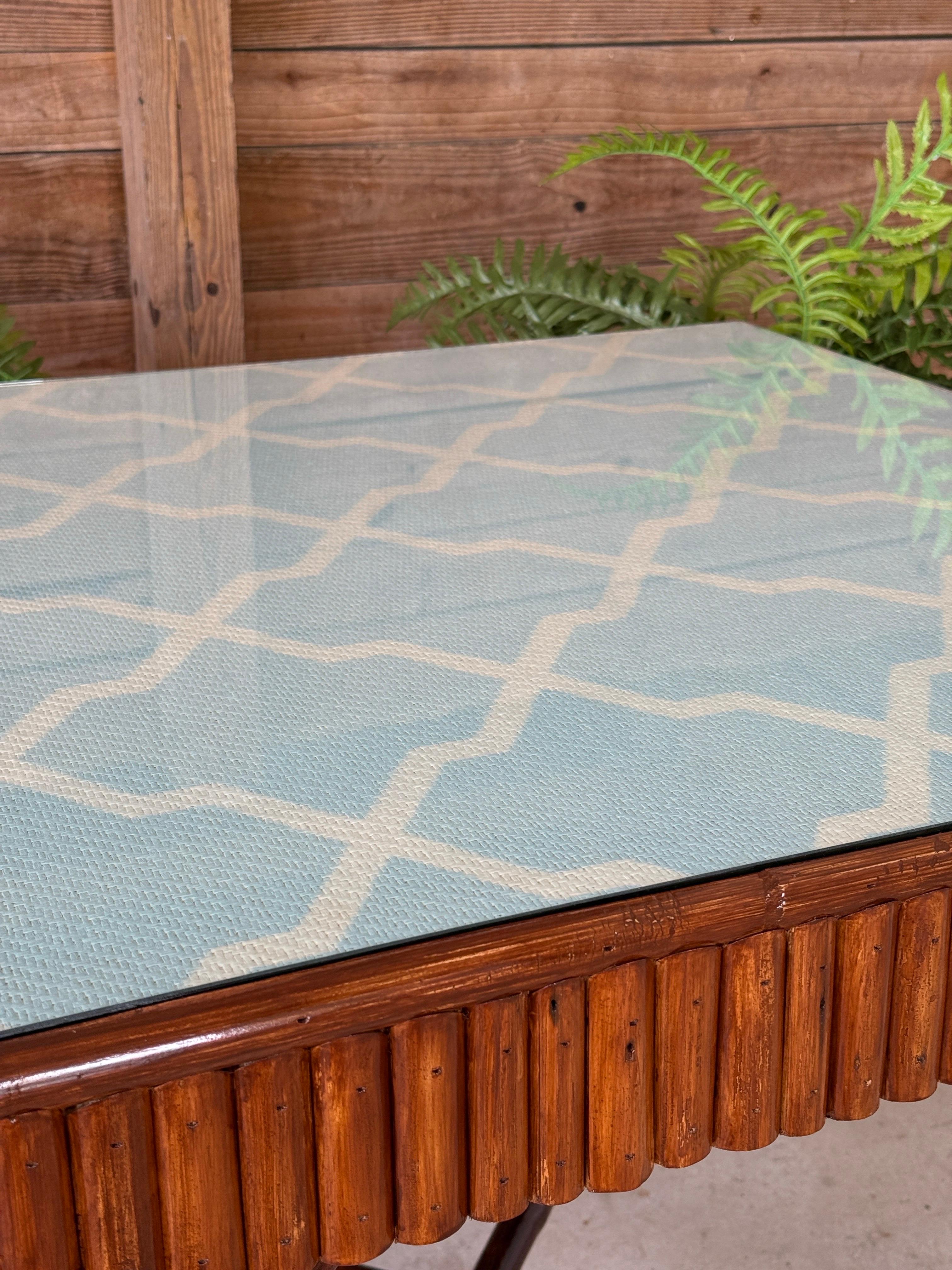 Moderner, organischer Spieltisch aus geteiltem Rattan mit anhebbarer Tischplatte, Thibaut Grasscloth im Angebot 9