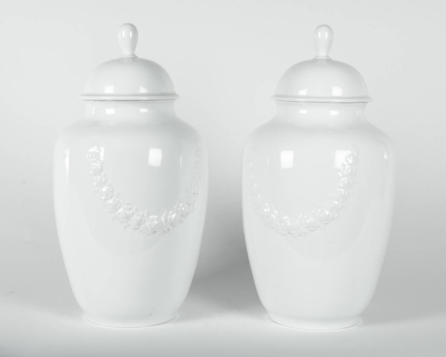 Atractiva pareja de grandes urnas bávaras de mediados del siglo XX cubiertas de porcelana vidriada, finamente elaboradas en Alemania Occidental con detalles decorativos clásicos. Cada urna tiene una elegante silueta redondeada, que se eleva desde