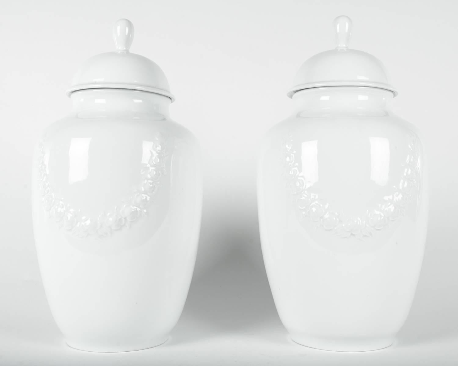 Grandes urnas cubiertas de porcelana esmaltada bávara de mediados del siglo XX, Alemania Occidental Alemán en venta